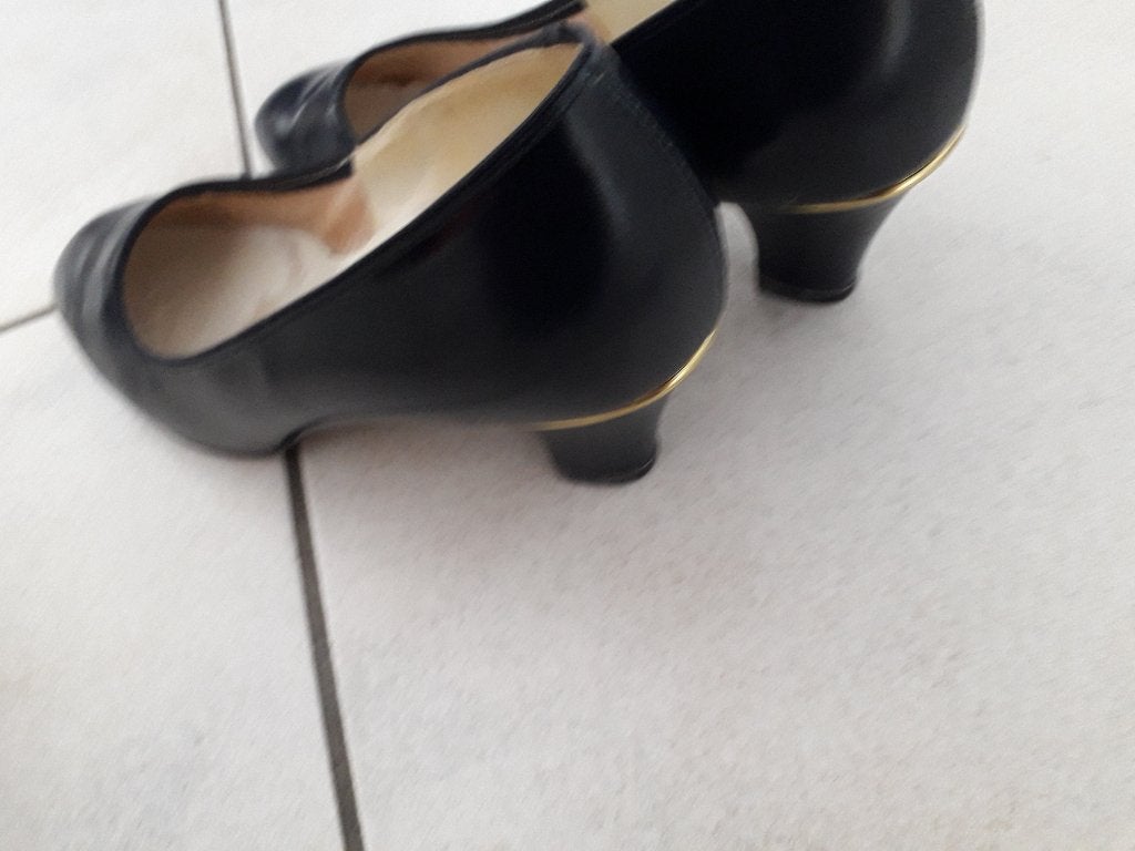 Elegante zwarte pumps met lage hak, Kleding | Dames, Blauw, Ophalen of Verzenden, Gedragen, Pumps