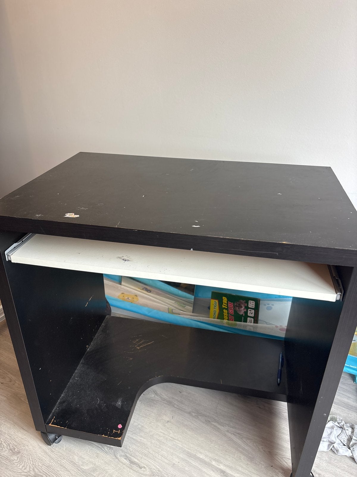 Compact Zwart Computerbureau met Uitschuifbaar Toetsenbordbl, Huis en Inrichting, Bureaus, Ophalen, Zwart, Gebruikt, Spaanplaat of MDF