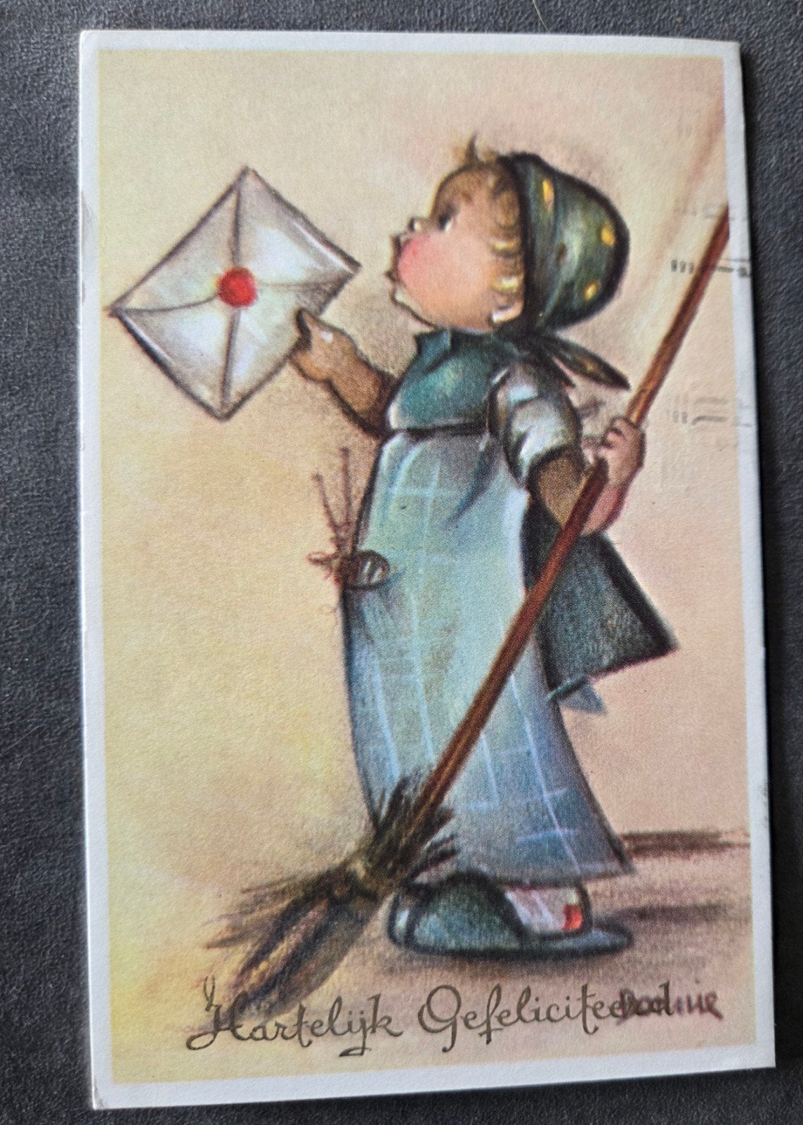 Vintage Ansichtkaart: Meisje met Bezem en Brief, Verzenden, 1940 tot 1960, Gelopen, Kinderen