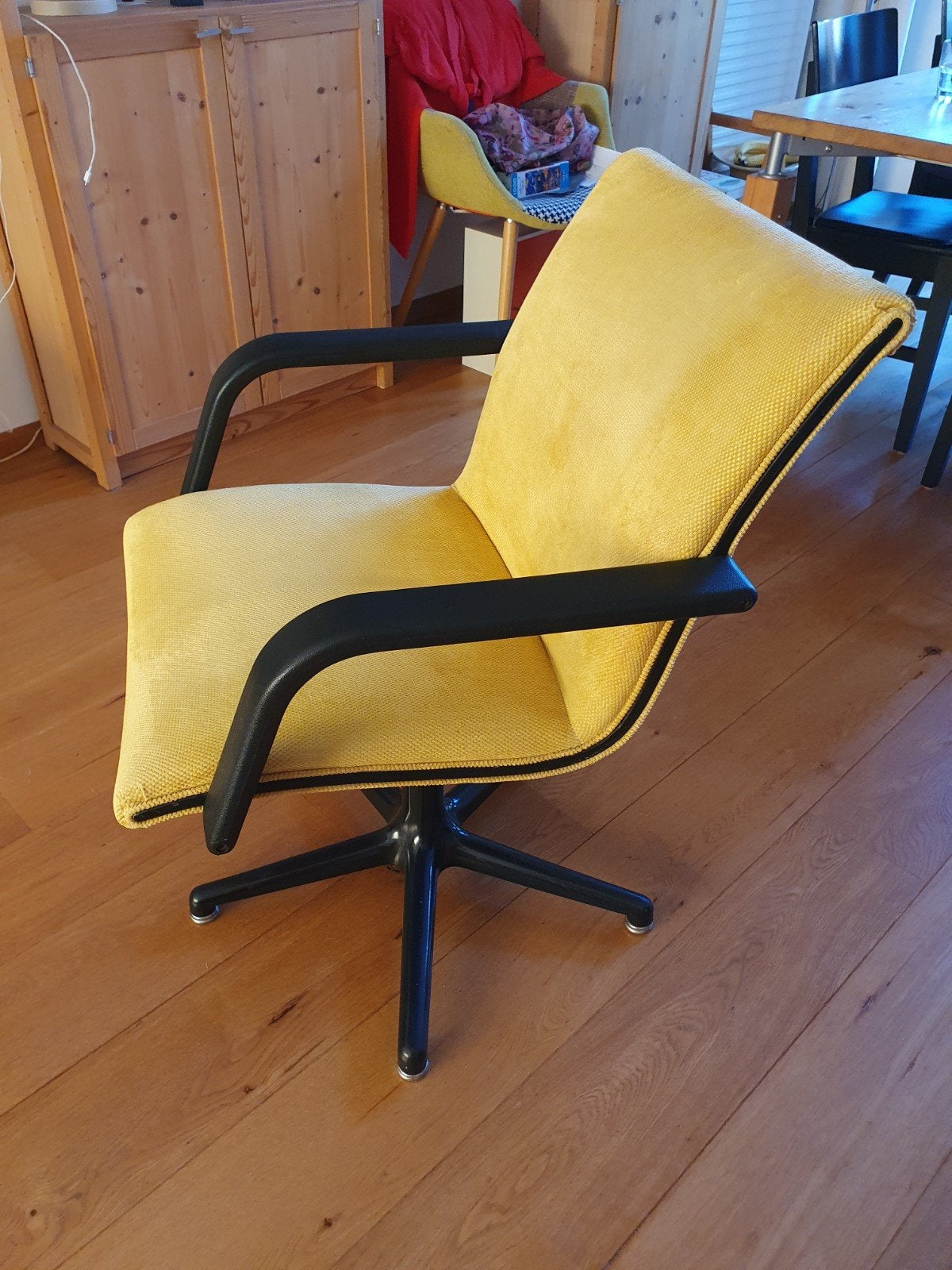Artifort stoel met draaipoot - Veloursstof, Ophalen, Overige kleuren, Zo goed als nieuw, Eén