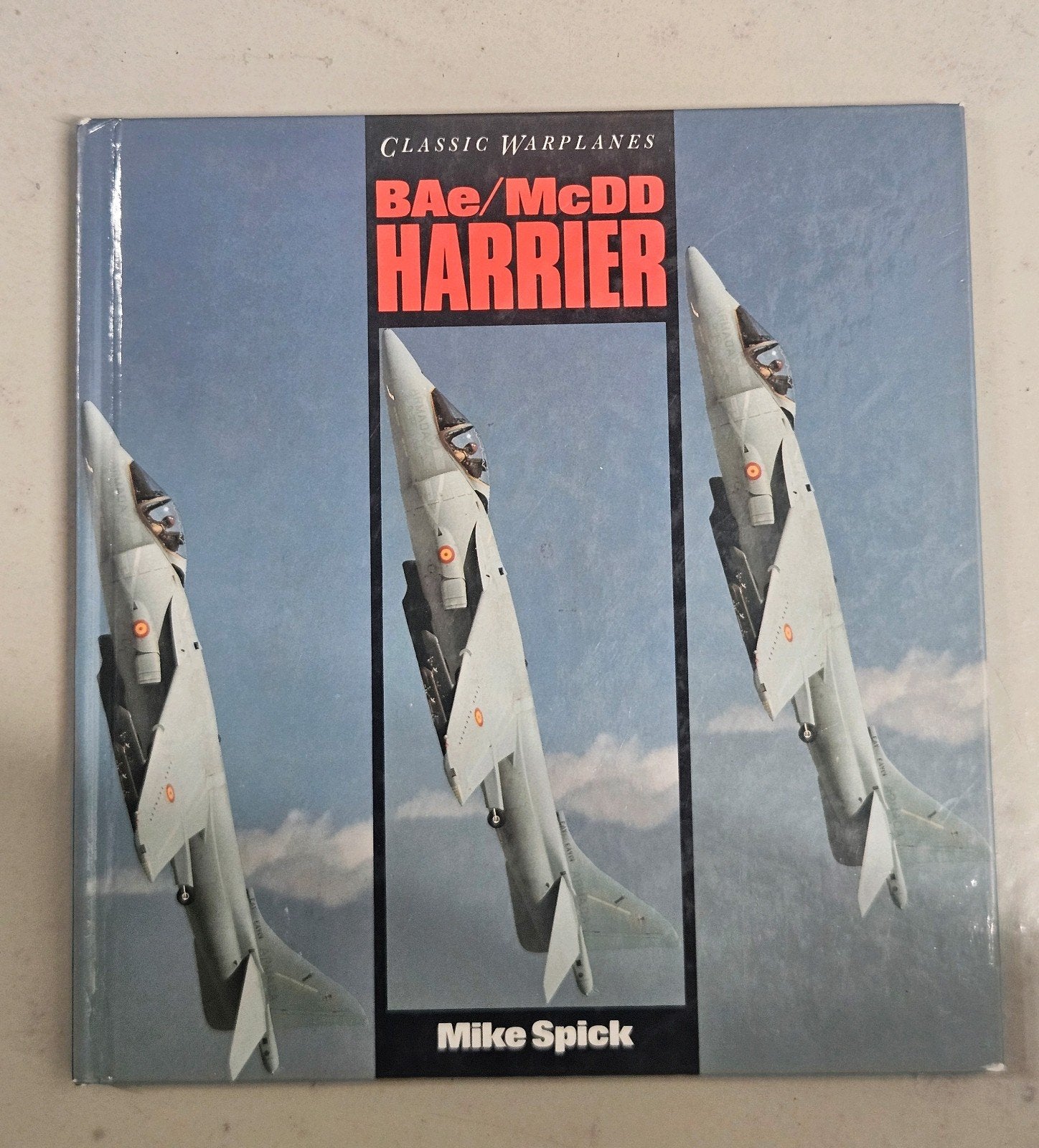 Boek over de BAe/McDD Harrier, Gelezen, Mike Spick, Ophalen of Verzenden, 1945 tot heden