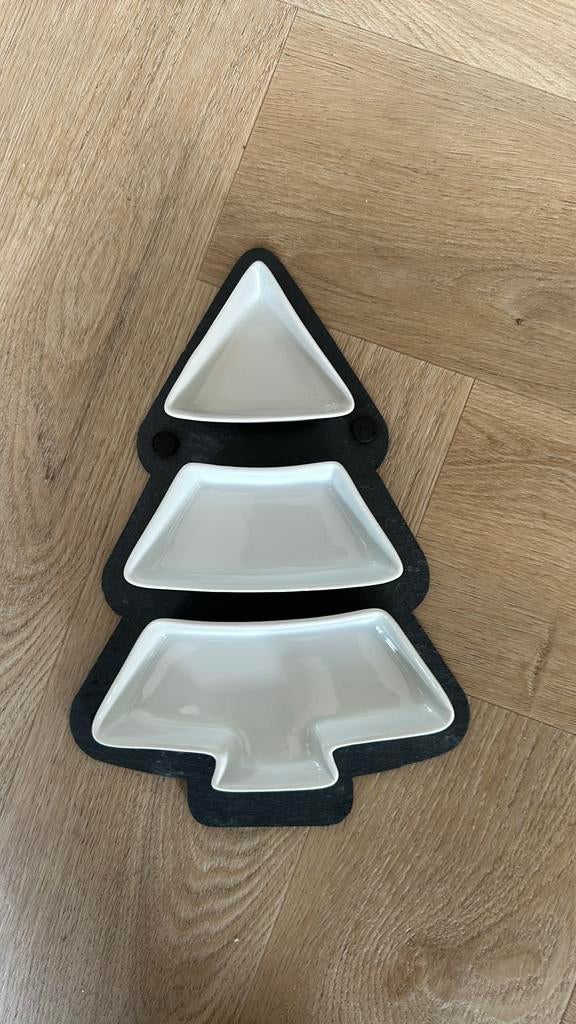 Kerstboom serveerschaal met 3 bakjes, Huis en Inrichting, Keuken | Servies, Ophalen of Verzenden, Overige stijlen, Porselein, Schaal of Schalen