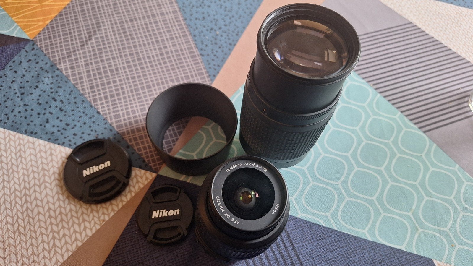 Nikon AF-S DX NIKKOR 18-55mm en AF NIKKOR 70-300mm lenzen, Zonnekap, Nikon, Ophalen of Verzenden, Zo goed als nieuw