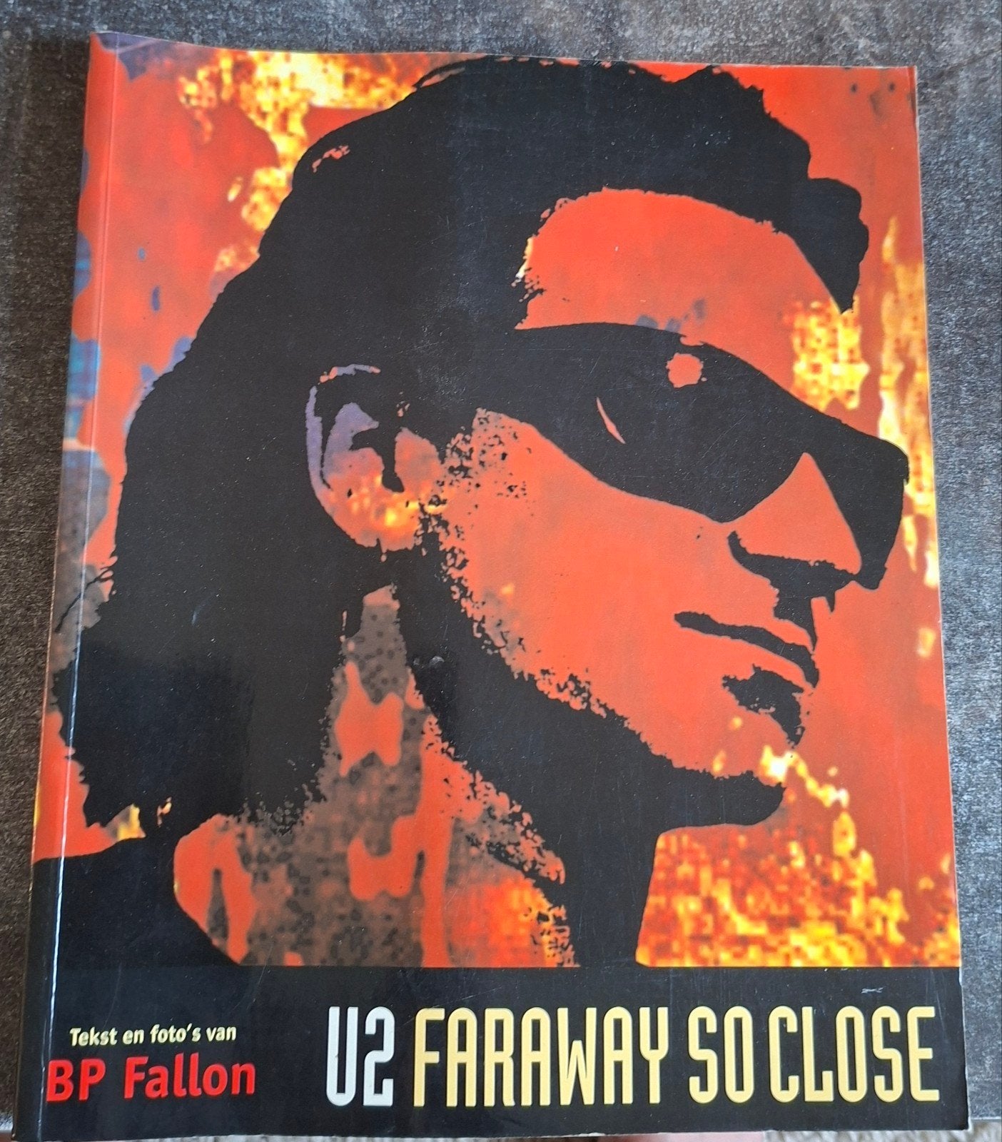 U2 Faraway so close., Ophalen of Verzenden, Boek, Tijdschrift of Artikel