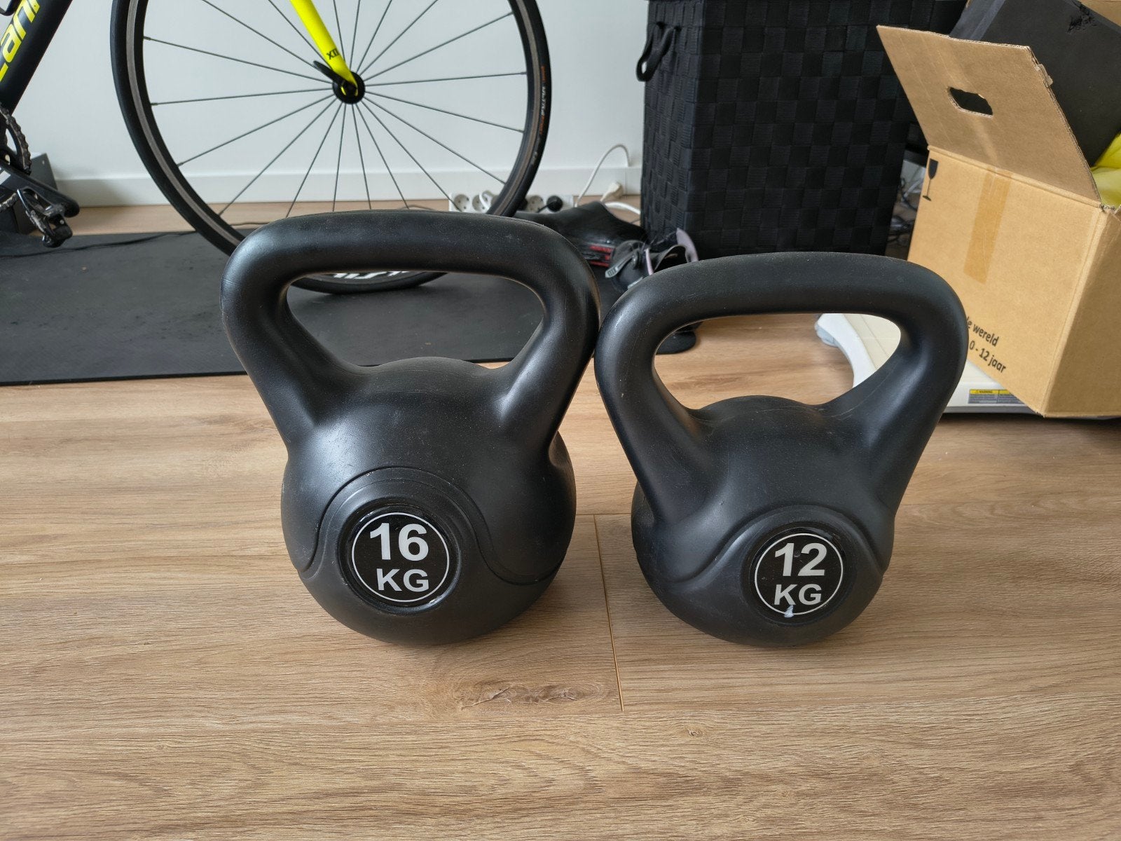 Kettlebell 12 en 16 kg - zo goed als nieuw, Sport en Fitness, Ophalen, Zo goed als nieuw, Kettlebell