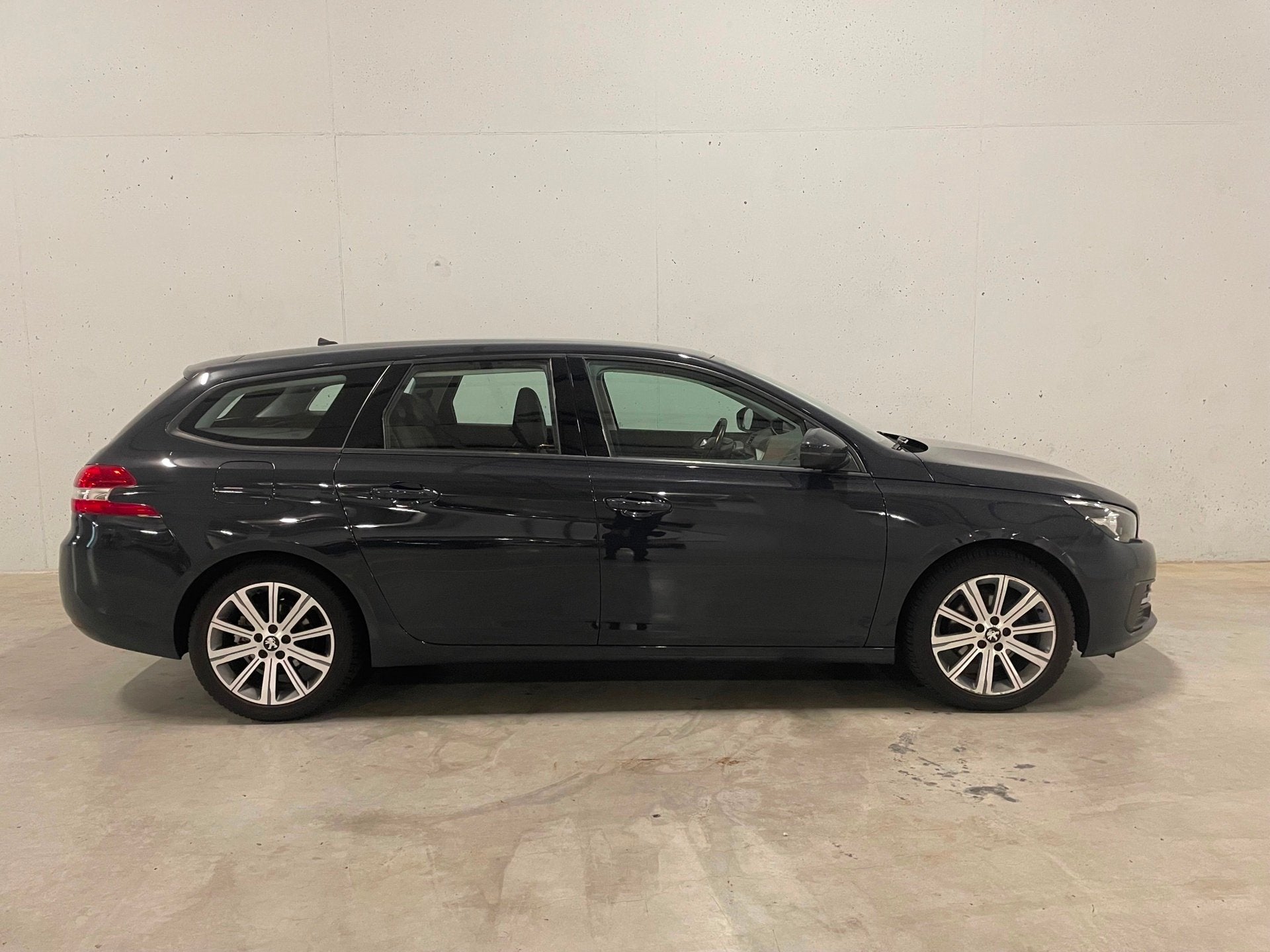 Peugeot 308 SW 1.2 PureTech Blue Lease Leer Navi Cruise Clim, Voorwielaandrijving, Gebruikt, Euro 6, 1199 cc