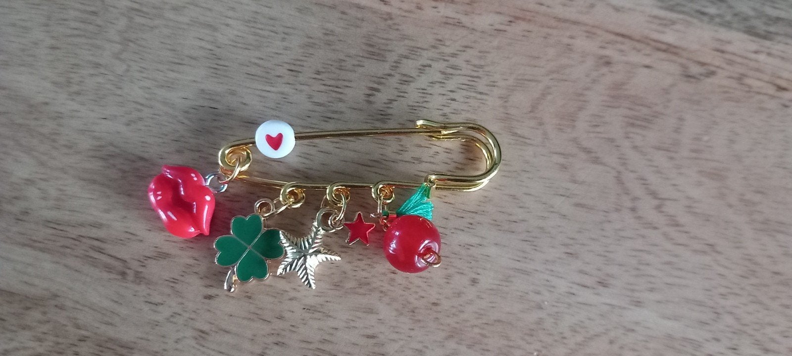 Speld broche met klavertje vier en rode bedels, Overige materialen, 4 tot 7 cm, Nieuw, Ophalen of Verzenden