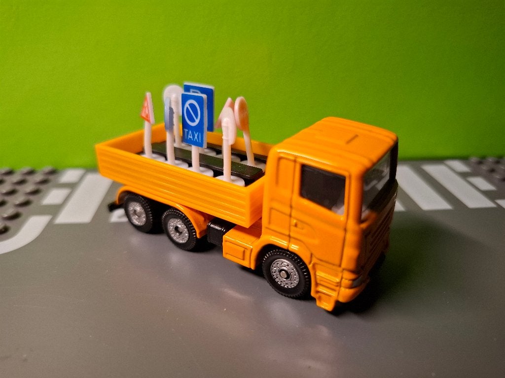 Siku 1322 - Scania truck met verkeersborden [oranje] 1/87, Ophalen of Verzenden, Gebruikt, Bus of Vrachtwagen, SIKU