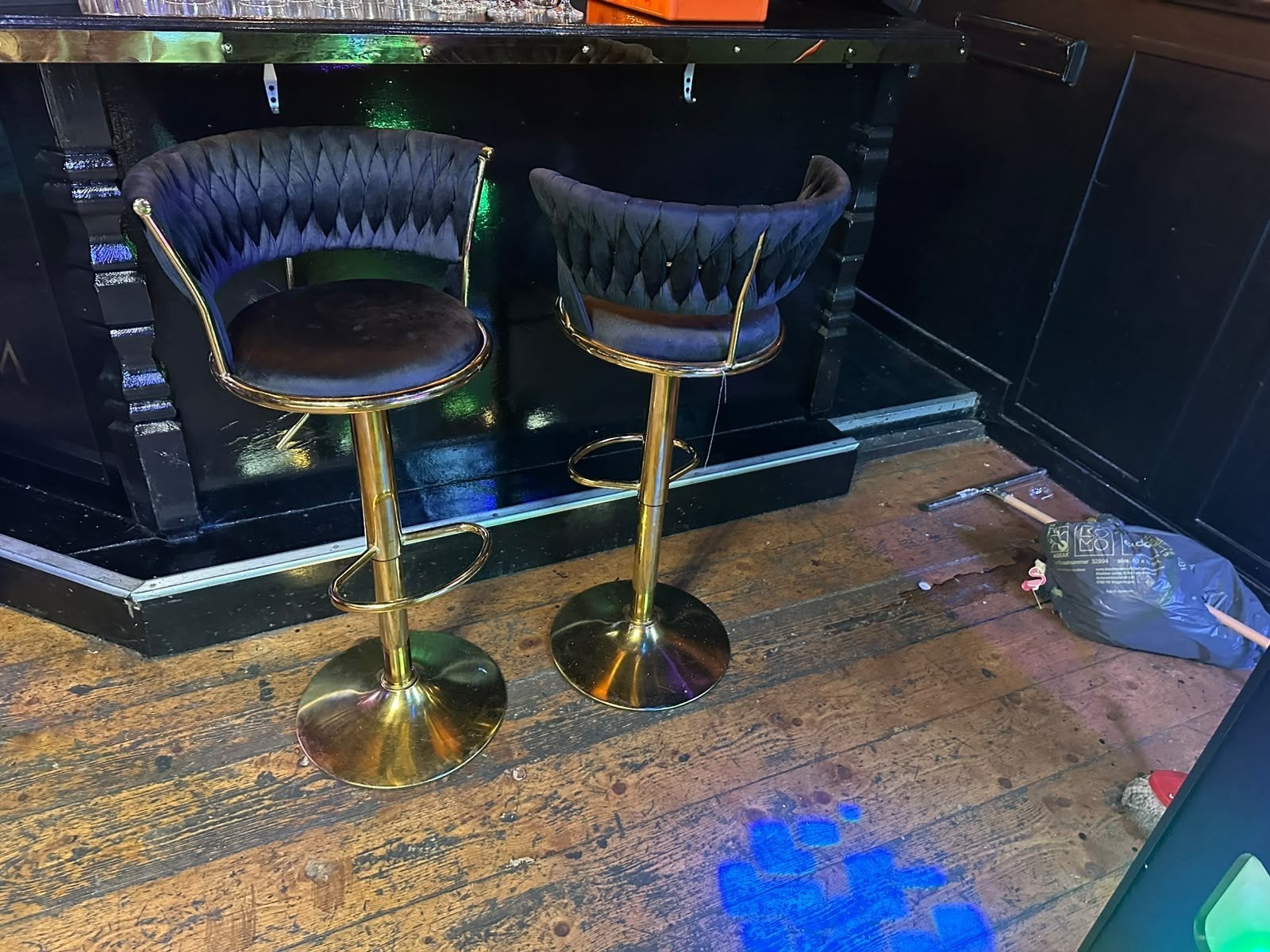 Set van 2 luxe barkrukken met gouden onderstel, Ophalen, Gebruikt, In hoogte verstelbaar, 90 cm of meer