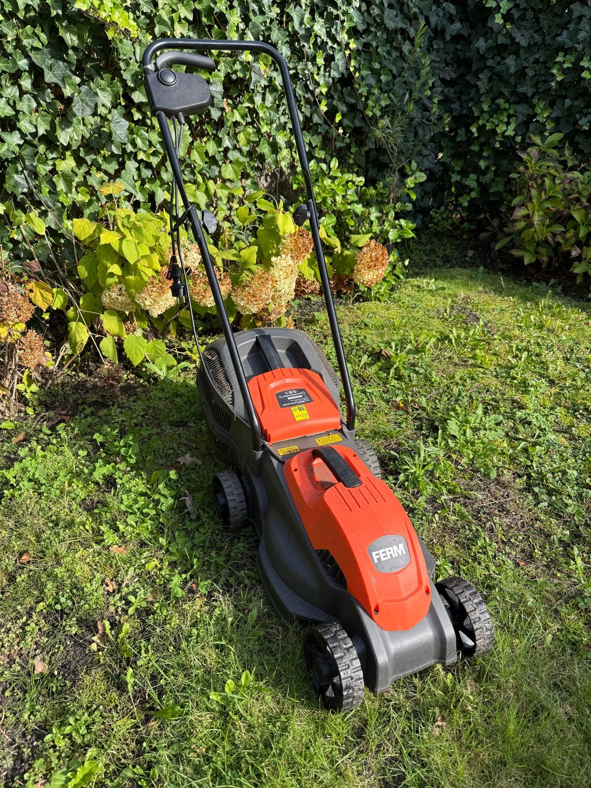 FERM elektrische grasmaaier 1100W 32 cm met opvangbak, Tuin en Terras, Ophalen, Gebruikt, Elektrische grasmaaier, Opvangbak
