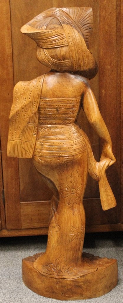 Handgesneden houten beeld van een Balinese vrouw, Verzenden, Gepatineerd, 1 meter - 2 meter, Beeld