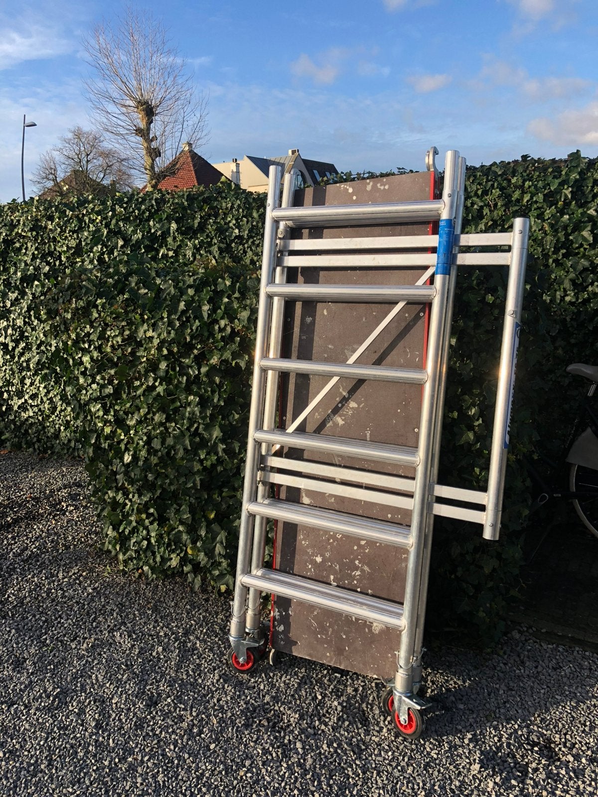Handige rolsteiger te huur 15,- per week - steiger huren, Ophalen, Zo goed als nieuw