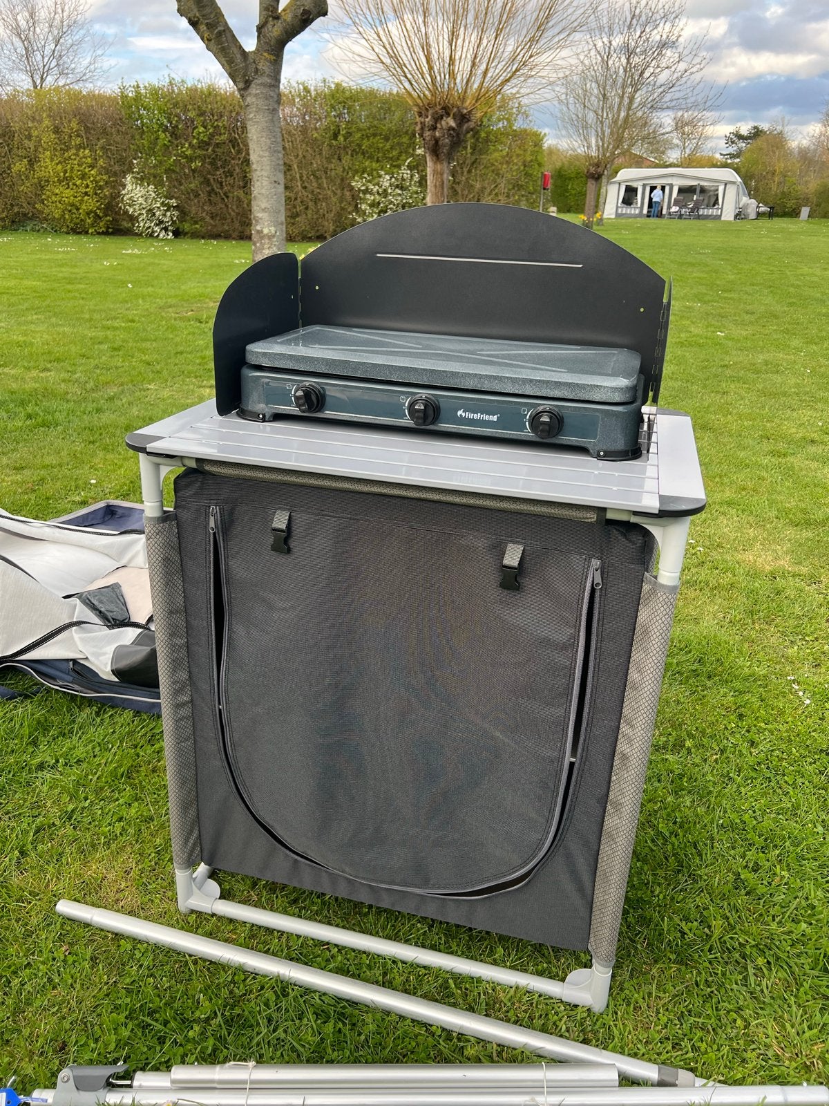 Vrijbuiter campingkastje met windscherm voor gastfornuis, Caravans en Kamperen, Kampeeraccessoires, Ophalen, Zo goed als nieuw