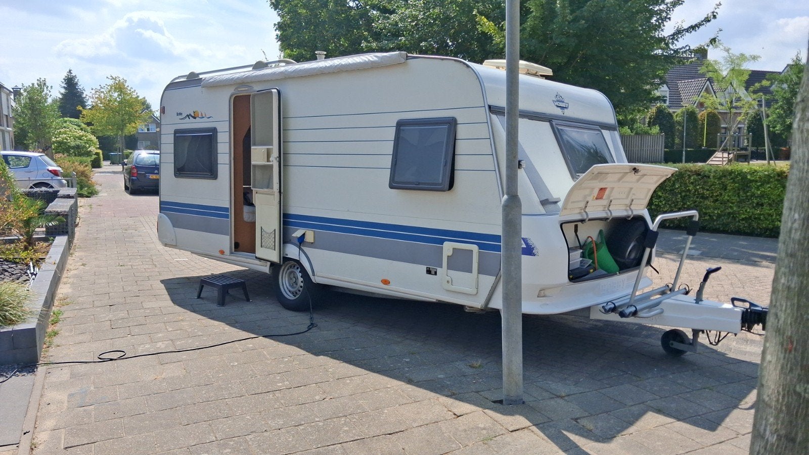 Vakantie klaar!aHobby 495 bj 2001 met Dorema Daytona voorten, Rondzit, Hobby, Frans bed, Particulier