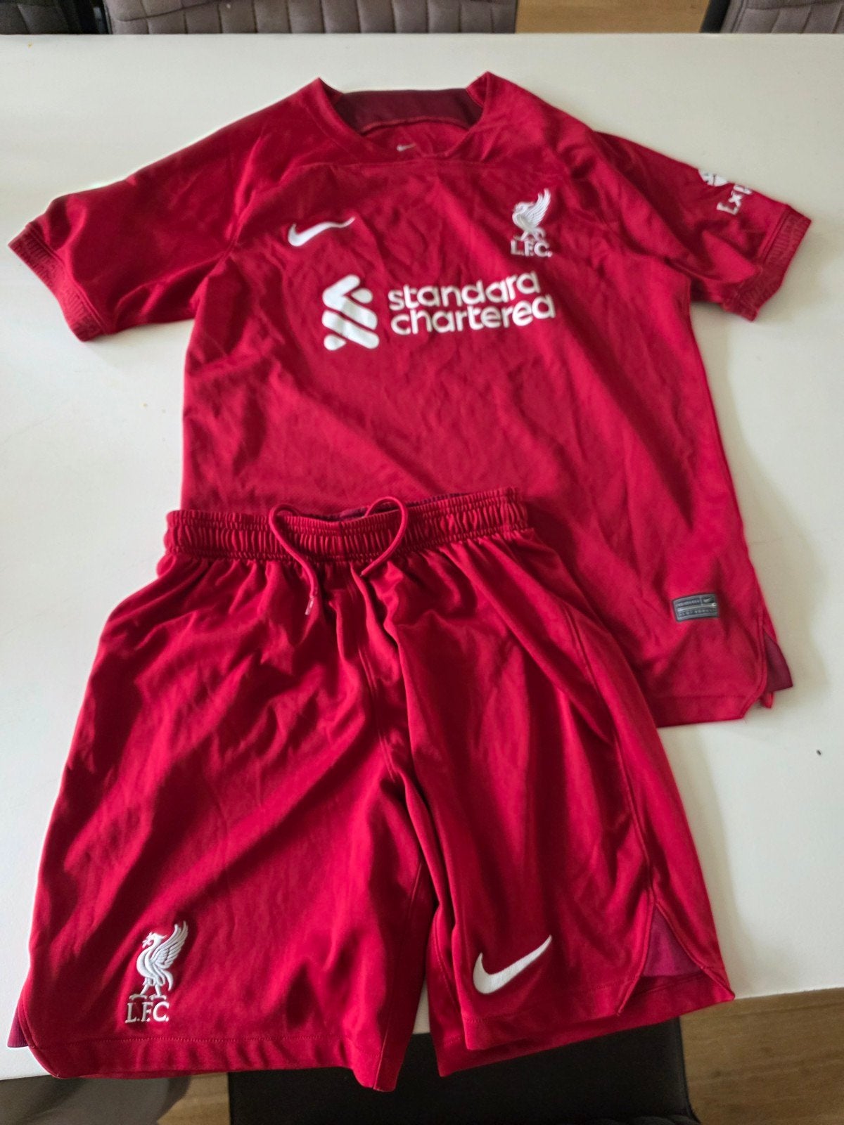 Nike Liverpool FC tenue maat L - shirt en broekje, Maat 52/54 (L), Nike, Ophalen of Verzenden, Voetbal
