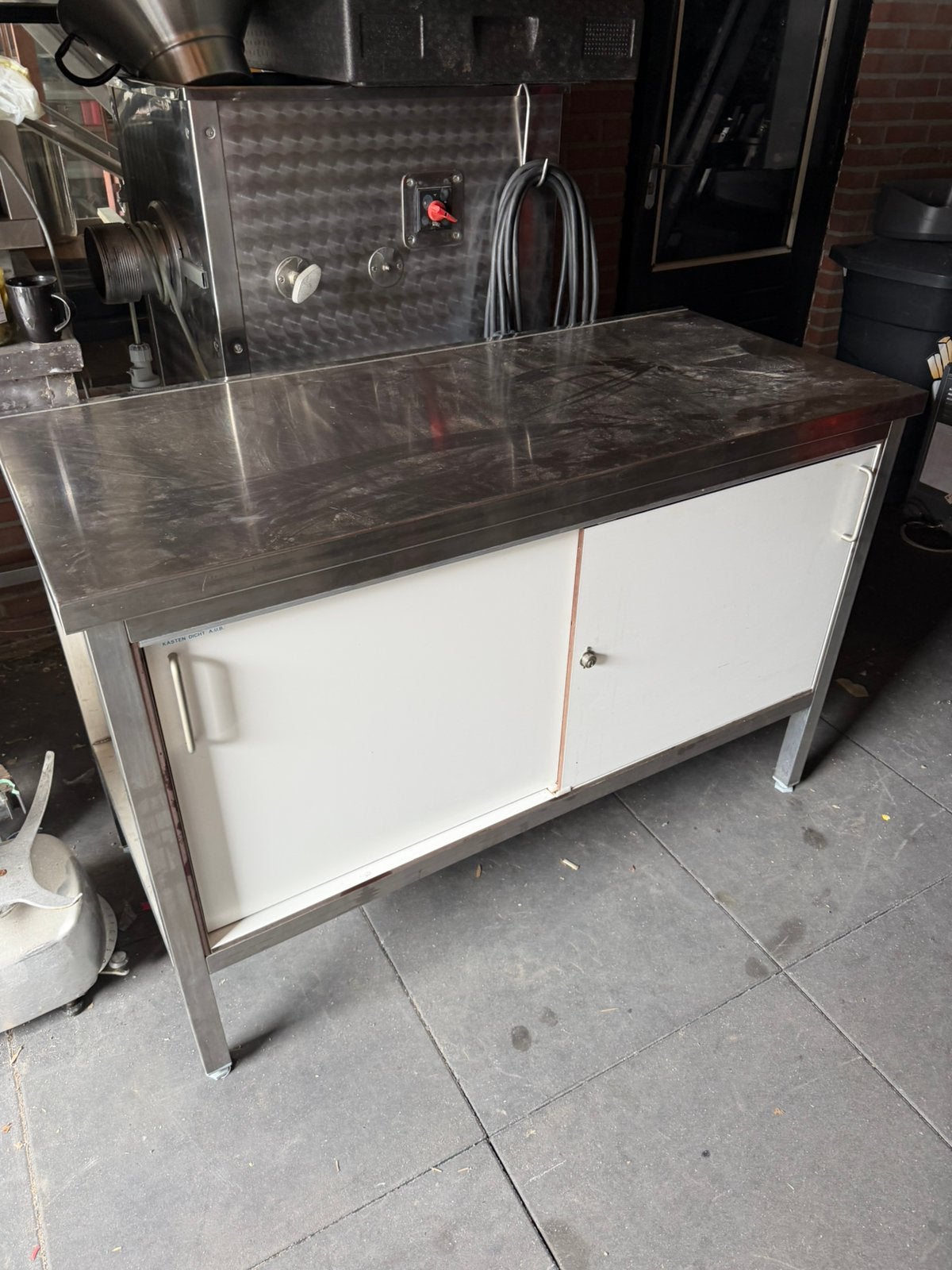 Rvs tafel met trespa schuifdeuren tekoop, Huis en Inrichting, Ophalen, Zo goed als nieuw, 50 tot 100 cm