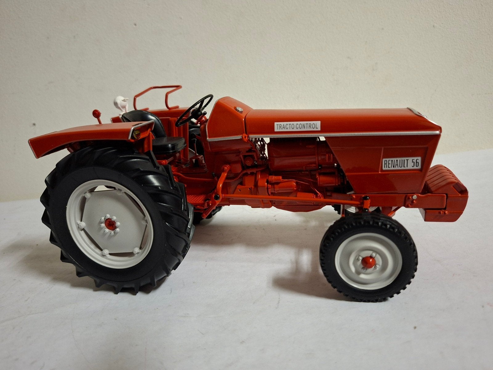 Renault 56 tractor.  UH schaal 1:16., Ophalen of Verzenden, Nieuw, Groter dan 1:32, Overige merken