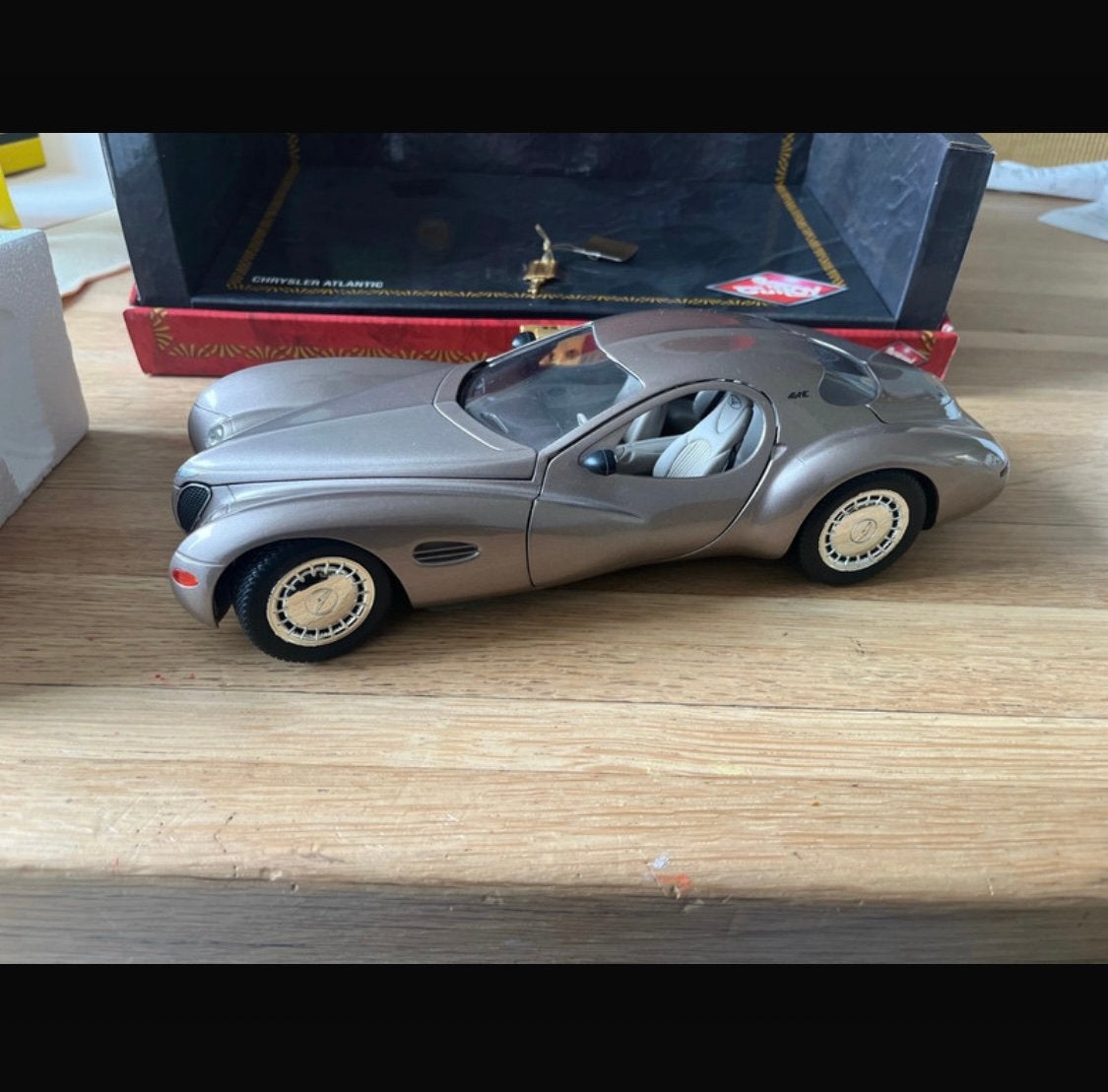 Chrysler Atlantic Guiloy 1/18, Verzenden, Zo goed als nieuw, Auto, Overige merken