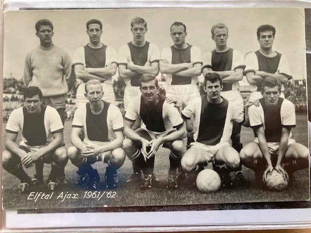 Ajax fotomapje met 21 elftalkaarten en foto-afdrukken, Verzamelen, Sportartikelen en Voetbal, Verzenden, Zo goed als nieuw, Ajax