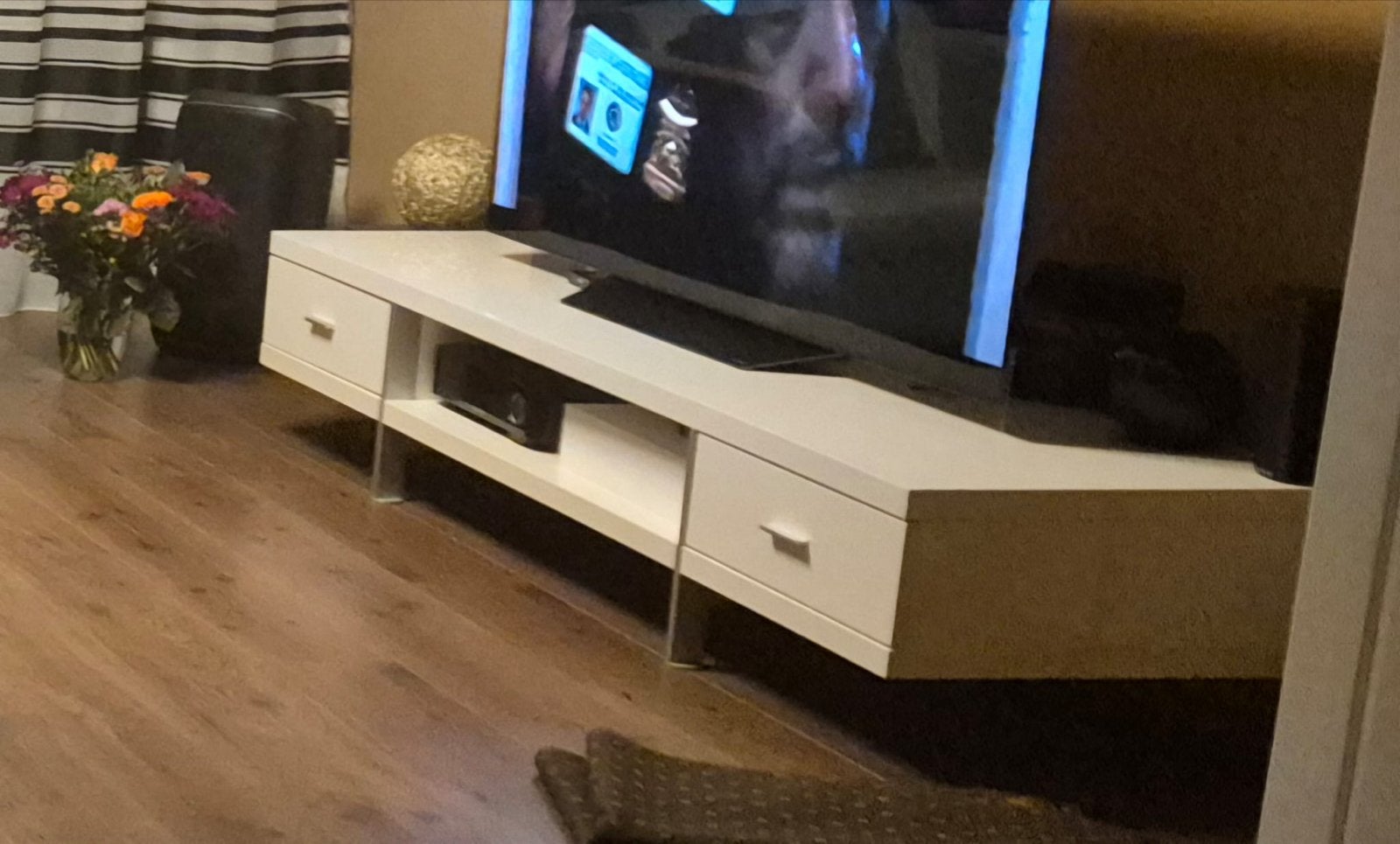 Moderne witte tv-meubel met lades en open vak, Kunststof, Gebruikt, Ophalen of Verzenden, 200 cm of meer