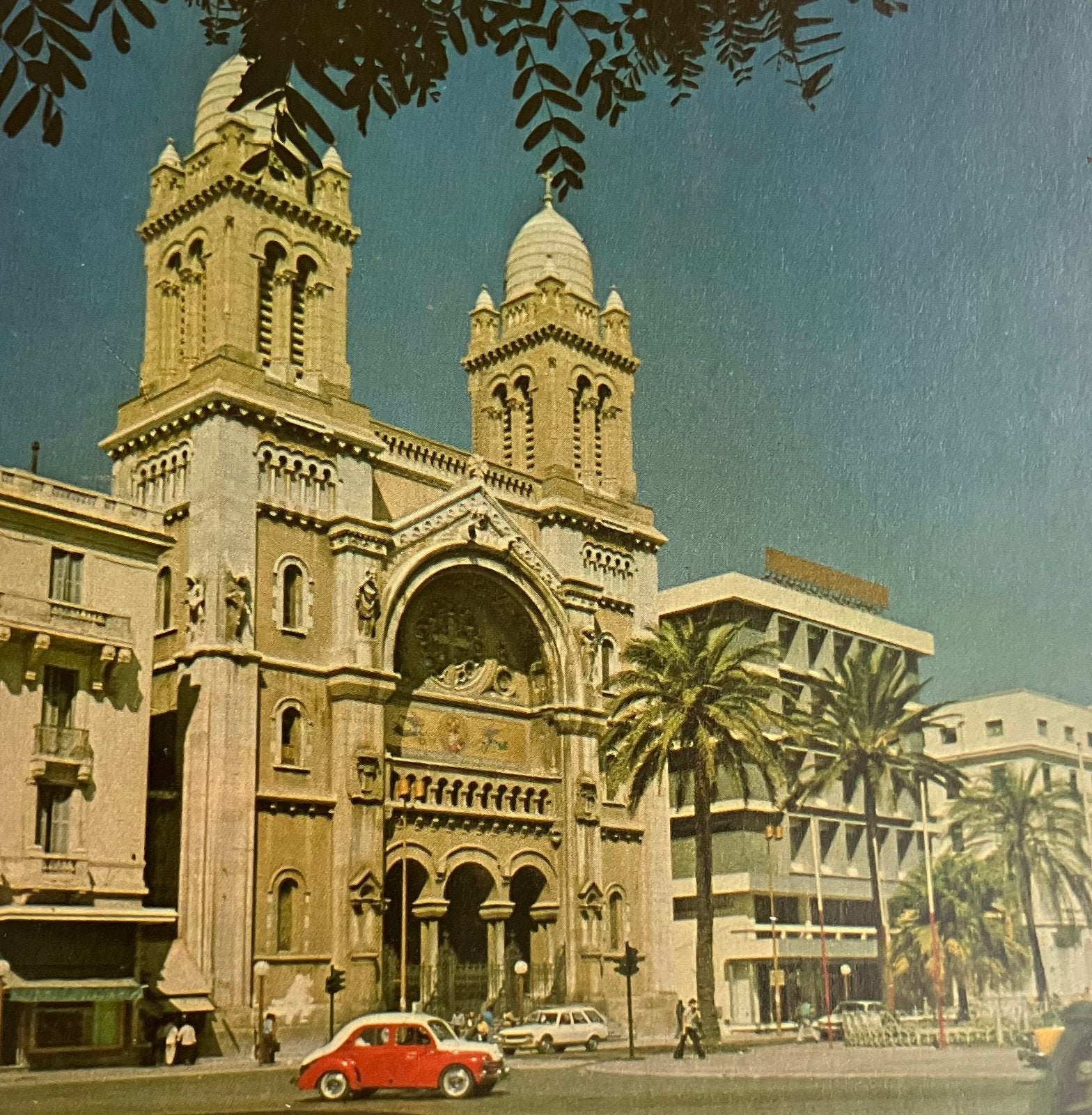 Ansichtkaart met auto Renault 4CV in Tunis, Ophalen of Verzenden, 1960 tot 1980, Ongelopen, Voertuig