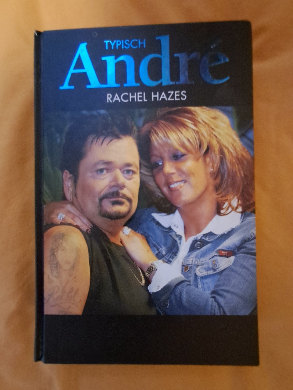 Boek Typisch André van Rachel Hazes (kleine beschadiging, Boeken, Ophalen of Verzenden, Gelezen, Rachel Hazes, Film, Tv en Media