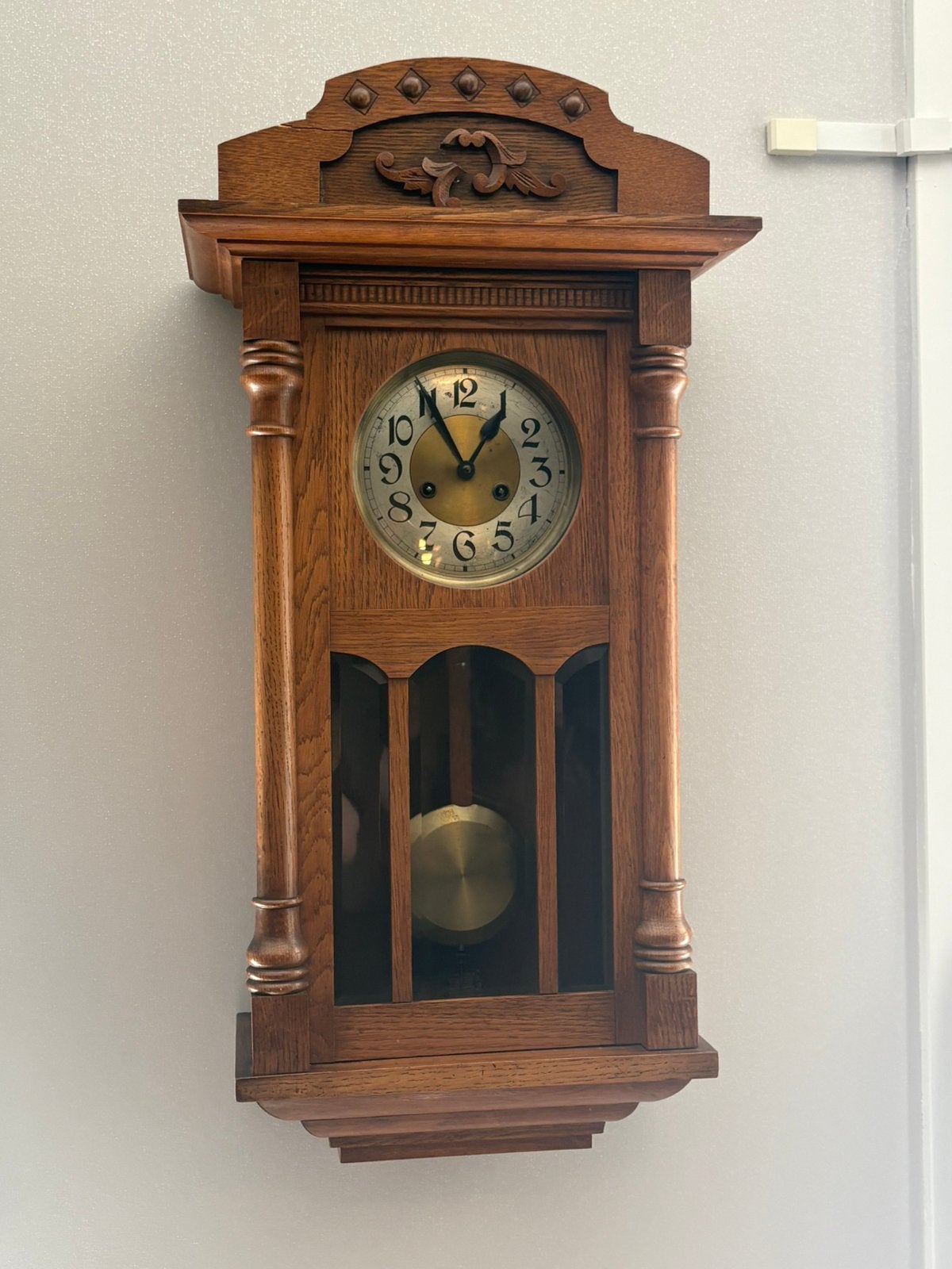 Klassieke eiken wandklok met slinger, Ophalen