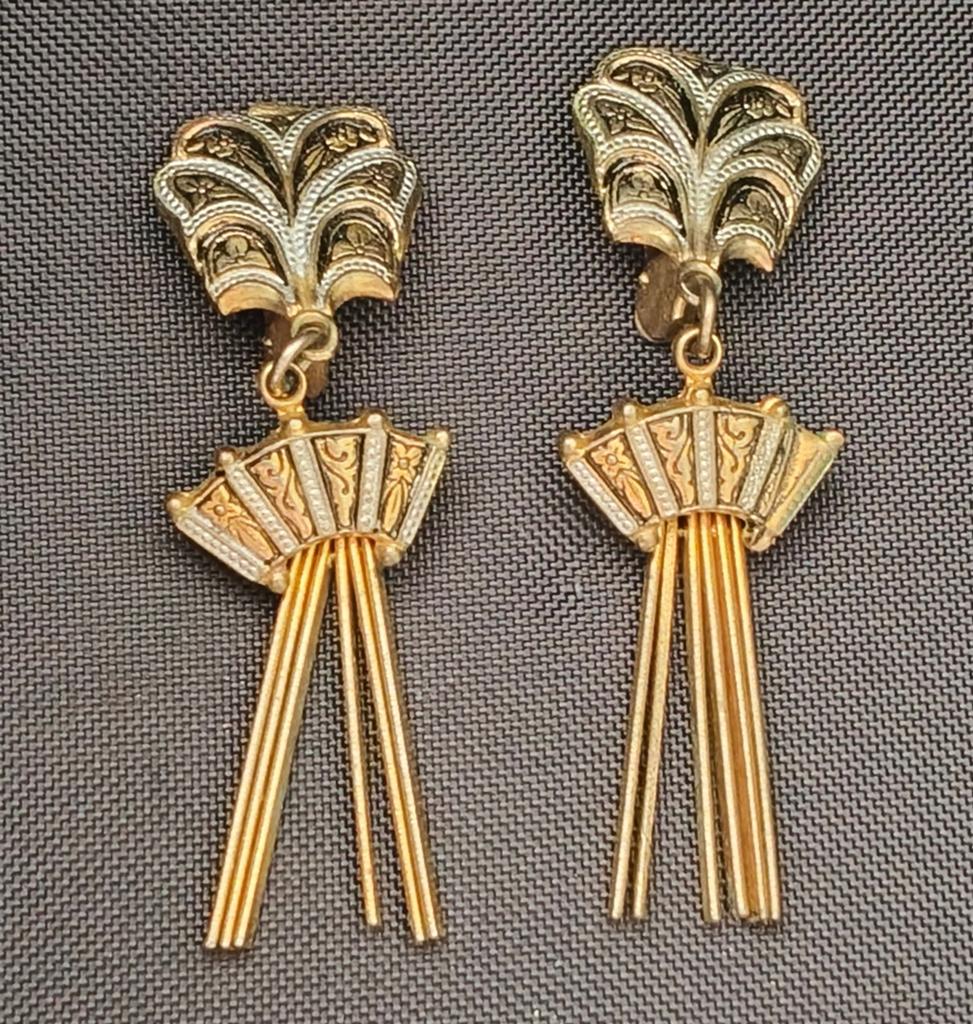 Vintage Spaanse damascene fancy clip on oorbellen 1950, Ophalen of Verzenden, Zo goed als nieuw, Goud, Overige materialen