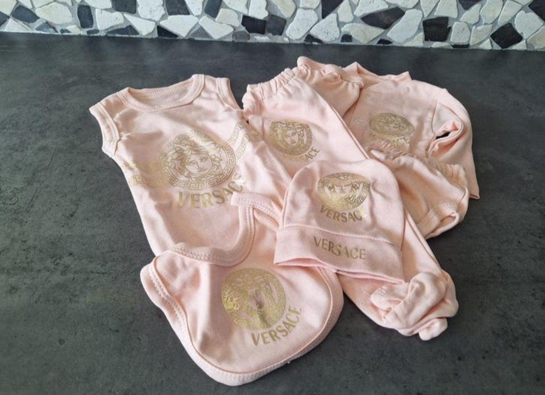 OPRUIMING Baby kleding New born versace setje meisje zalm, Ophalen of Verzenden, Nieuw