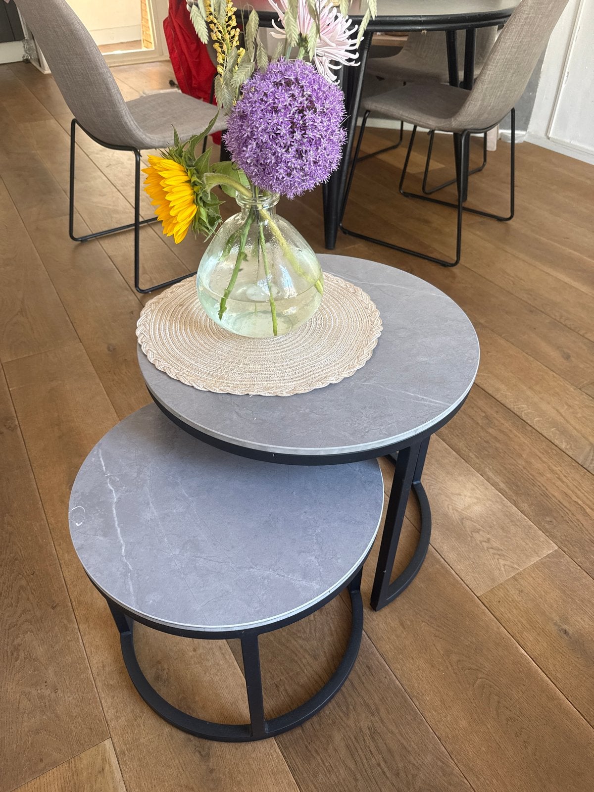 Set van 2 ronde bijzettafels met marmerlook, Metaal of Aluminium, Rond, 55 tot 75 cm, Zo goed als nieuw