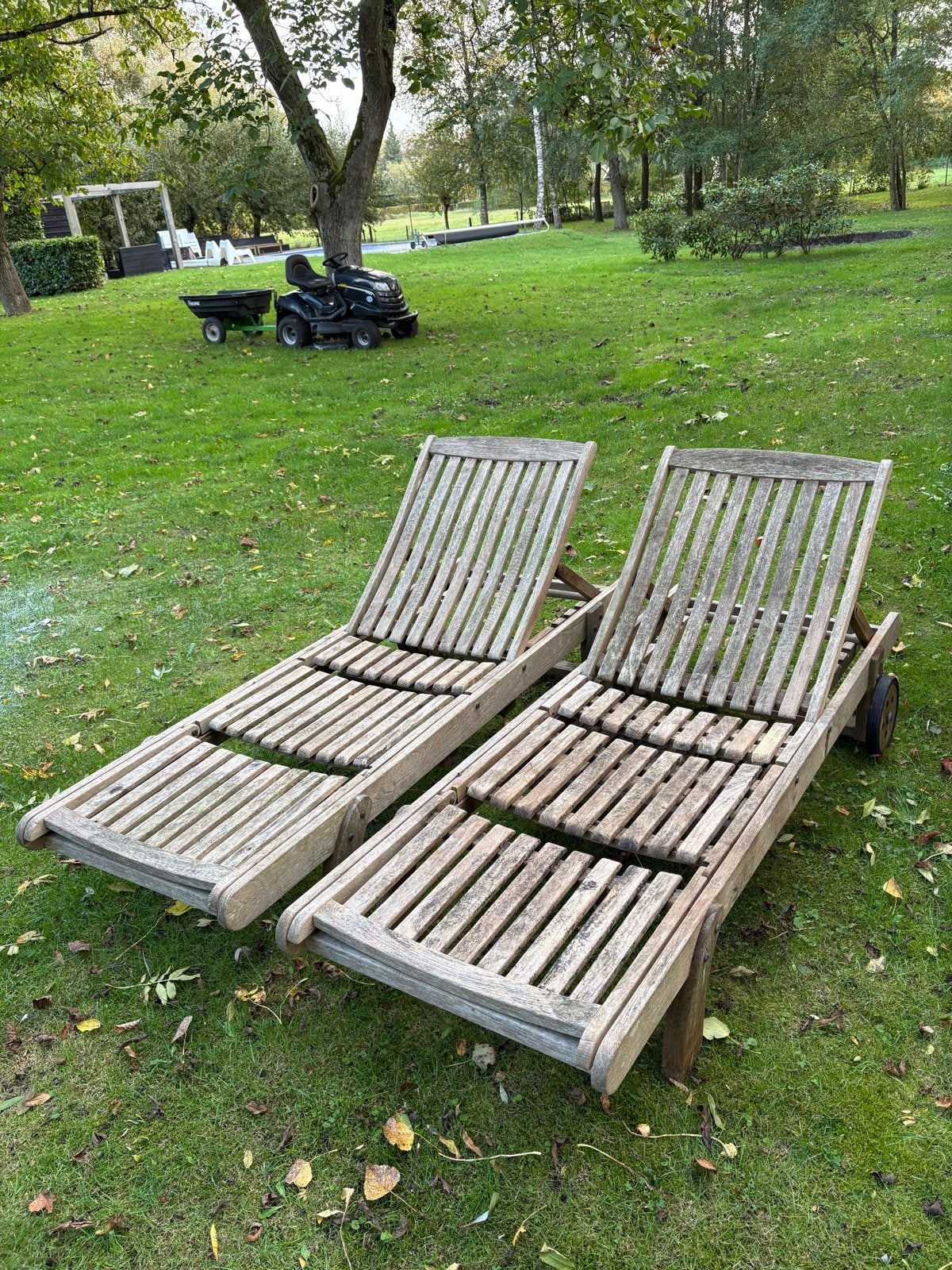 Twee houten teak ligstoelen met wielen, Tuin en Terras, Ophalen, Gebruikt, Hout, Verstelbaar