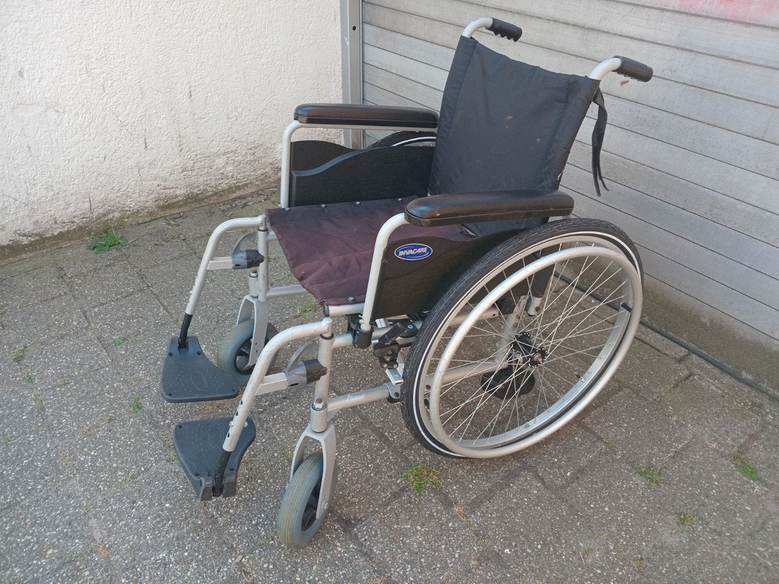 Degelijke rolstoel met nieuwe banden.en garantie, Diversen, Rolstoelen, Ophalen, Duwrolstoel