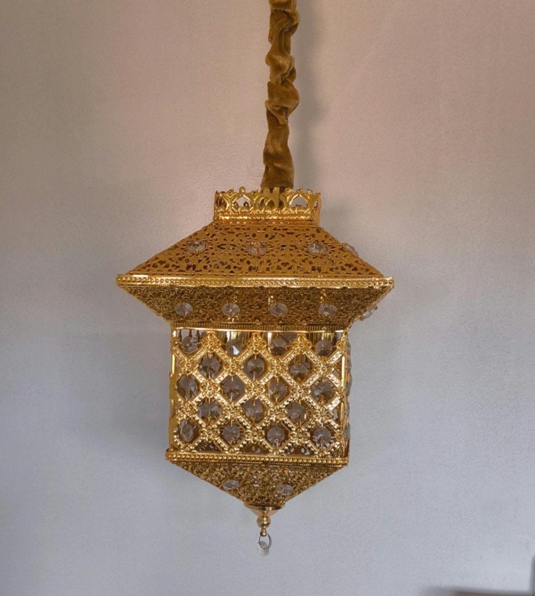 Goudkleurige hanglamp met Oosterse uitstraling & kristalkral, Ophalen of Verzenden, Zo goed als nieuw