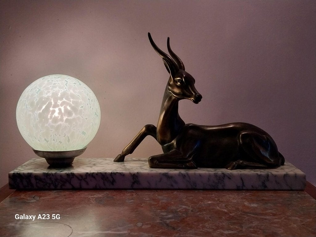 Art Deco tafellamp antilope op marmer met groene glazen bol, Antiek en Kunst, Antiek | Lampen, Ophalen of Verzenden