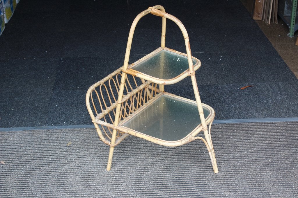 60 er jaren bamboe tafeltje met krantenbak, Ophalen, Overige materialen, Gebruikt, 55 tot 75 cm