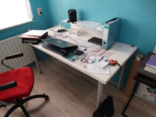 Een wit bureau van 150x75x73,5. met evt een bureau stoel., Demontabel, 150 cm, Hout, Zo goed als nieuw