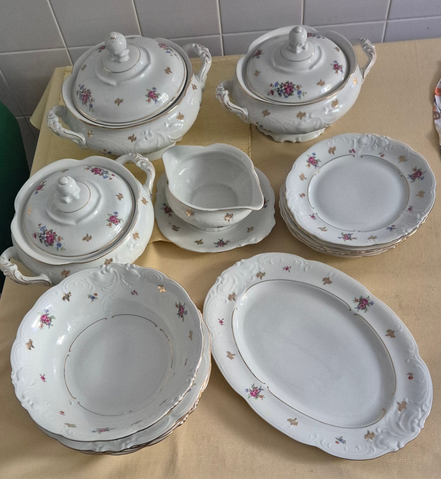 Prachtig porseleinen servies met bloemmotief en goud, Antiek en Kunst, Antiek | Servies compleet, Ophalen