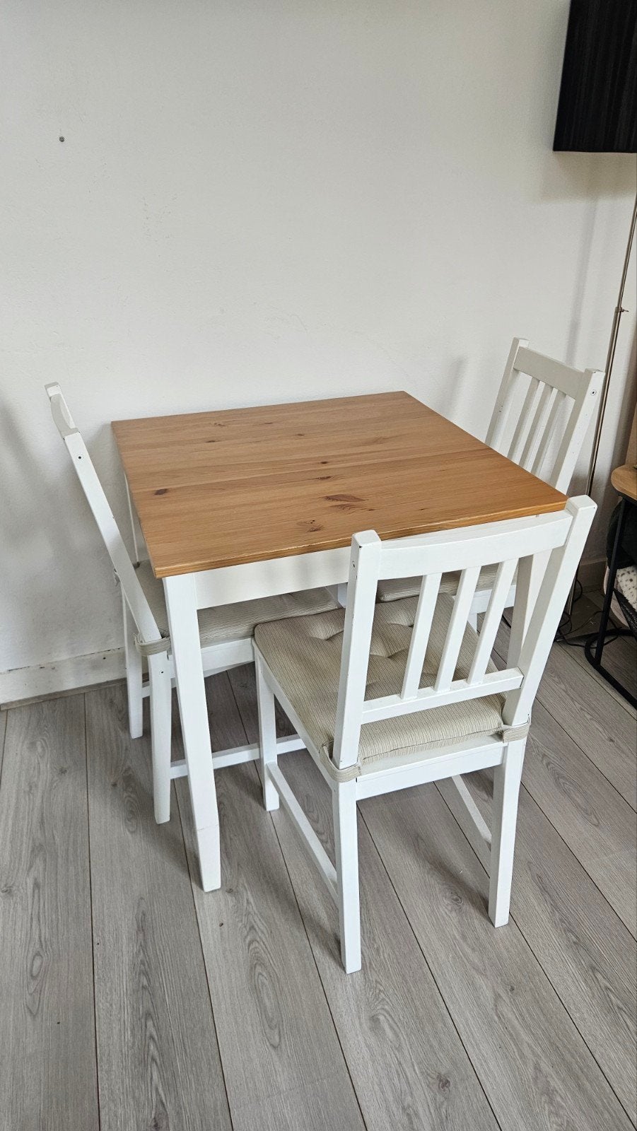 Eettafel met 3 stoelen - Hout en wit, Ophalen, Gebruikt, 50 tot 100 cm, Modern, Scandinavisch