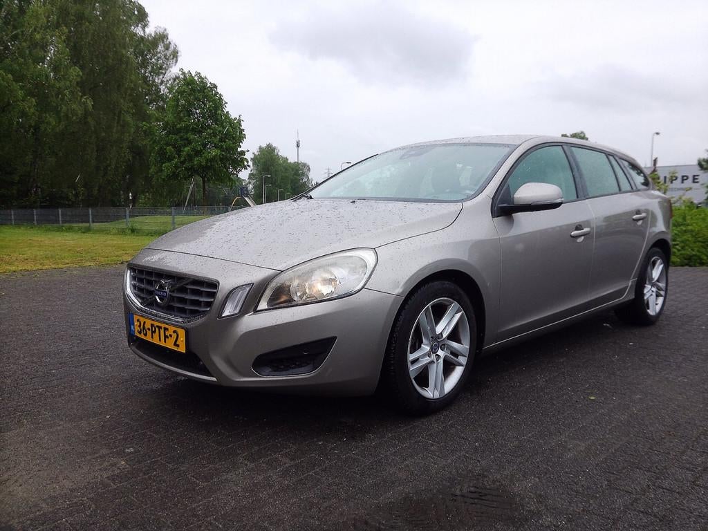 Volvo V60 1.6 T3 Kinetic, Auto's, Voorwielaandrijving, 15 km/l, Gebruikt, 4 cilinders
