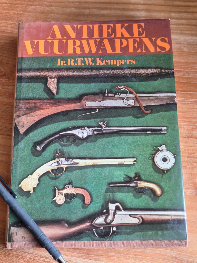 Antieke vuurwapens   R.T.W. Kempers, Ophalen of Verzenden, Tweede Wereldoorlog, Gelezen, Overige onderwerpen