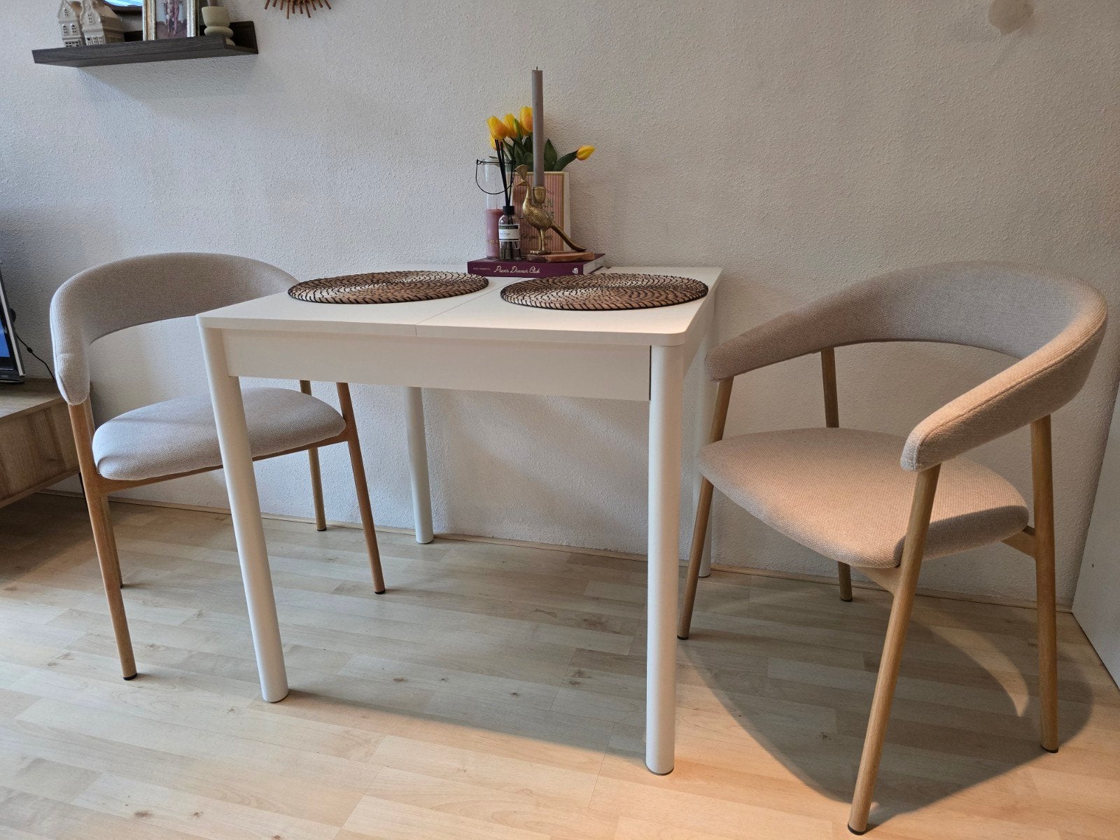 Jysk Eetkamerstoelen 2stk. - Beige met Houten Poten, Ophalen, Overige kleuren, Zo goed als nieuw, Stof
