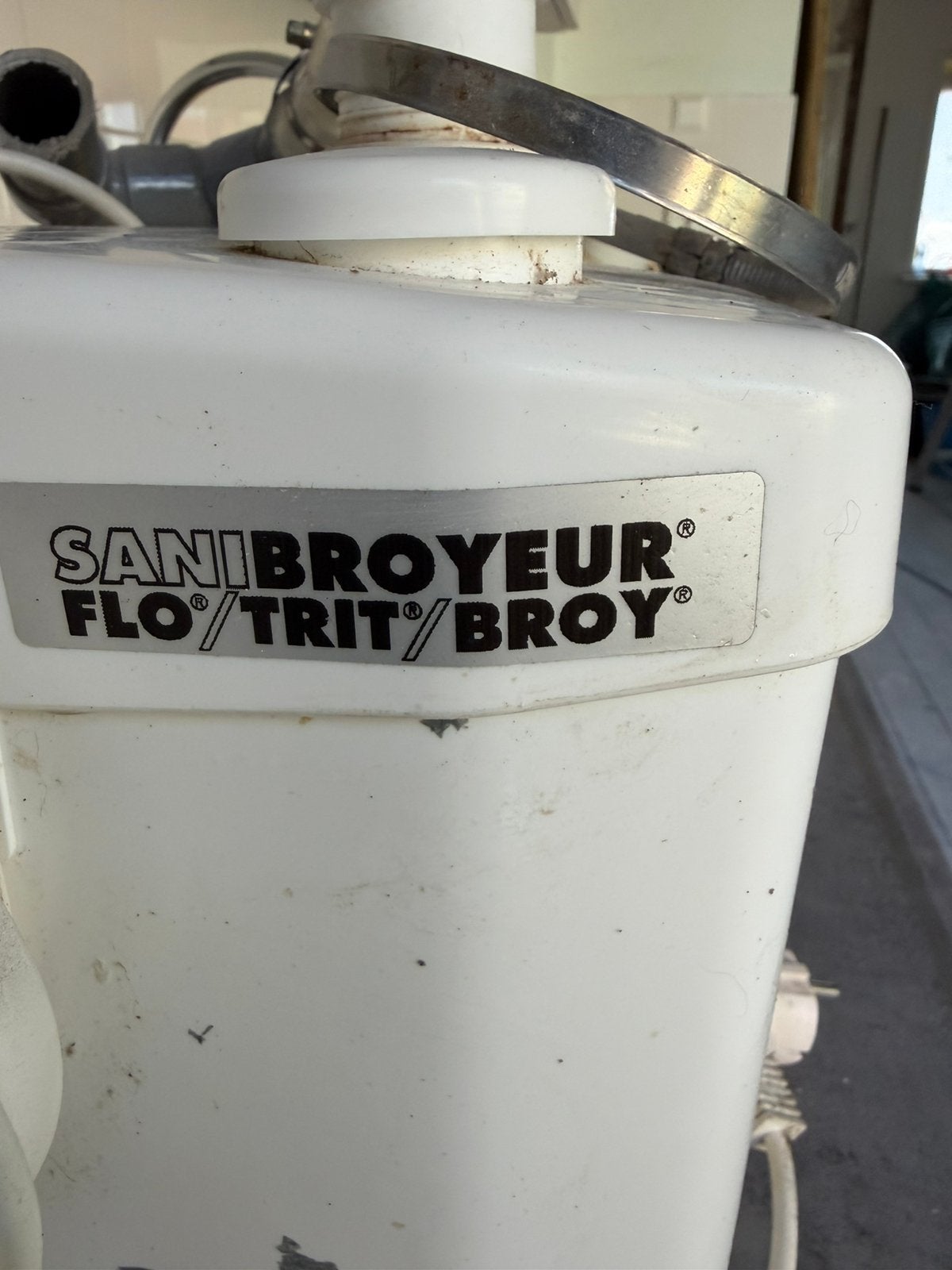 Sanibroyeur Flo/Trit/Broy, Doe-het-zelf en Verbouw, Sanitair, Ophalen of Verzenden, Gebruikt, Toilet