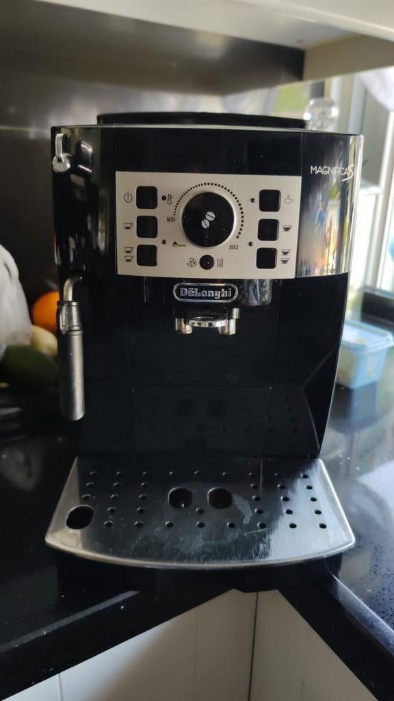 De'Longhi Magnifica Automatische Koffiebonen Apparaat, Witgoed en Apparatuur, Koffiezetapparaten, Ophalen, Gebruikt, Koffiemachine