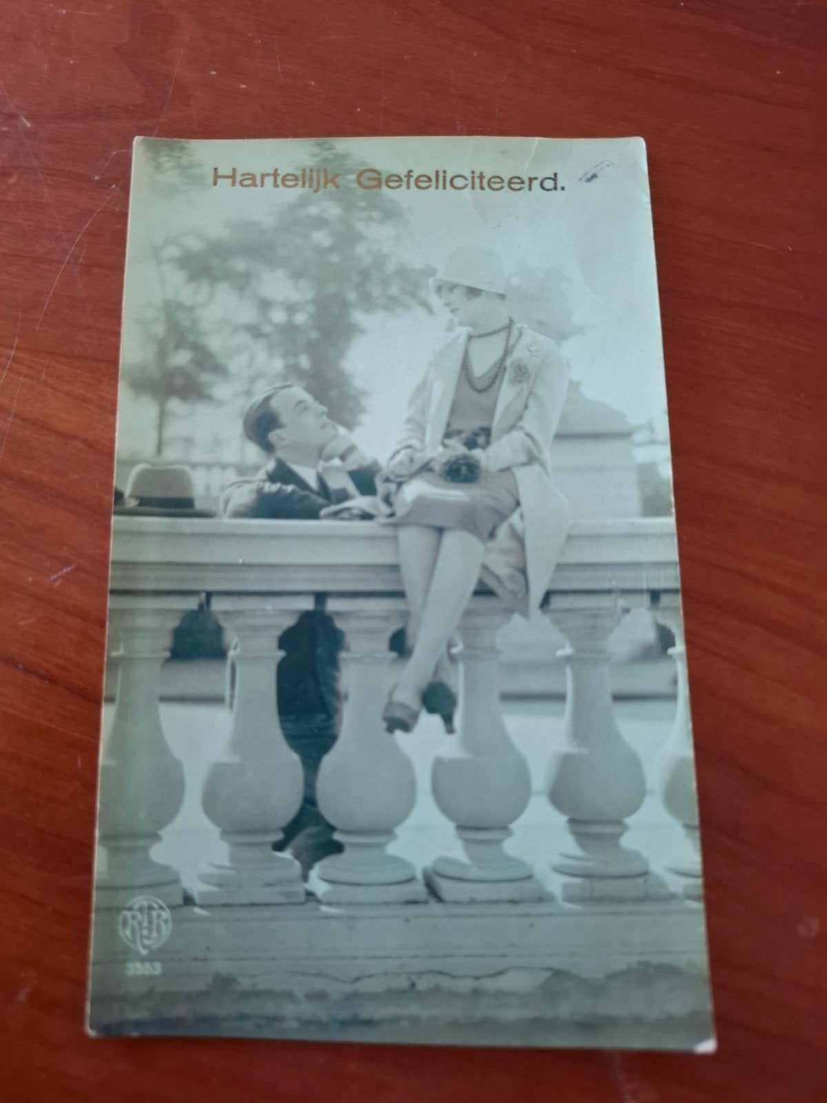 Romantische ansichtkaart 1929: Man en vrouw op balustrade, Ophalen of Verzenden, 1920 tot 1940, Gelopen, Overige thema's