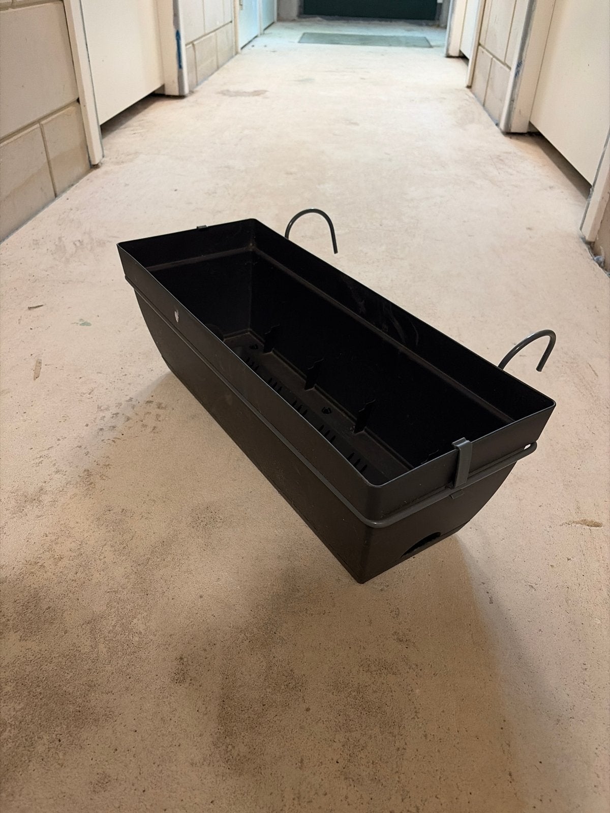 Zwarte balkon plantenbak met haken, Ophalen, Kunststof, Gebruikt, Minder dan 30 cm