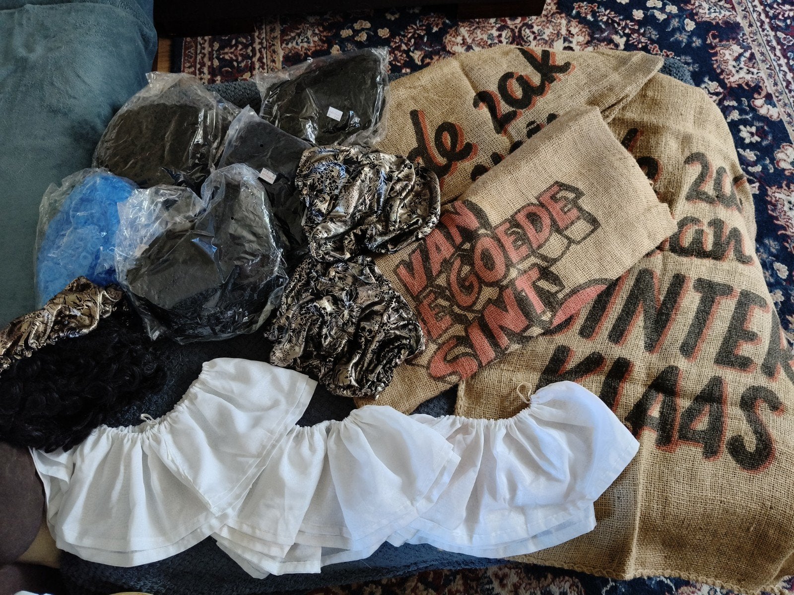 Set Pieten accessoires: pruiken, zakken, baretten, k, Ophalen of Verzenden, Gebruikt, Overige typen, Kerst of Sinterklaas