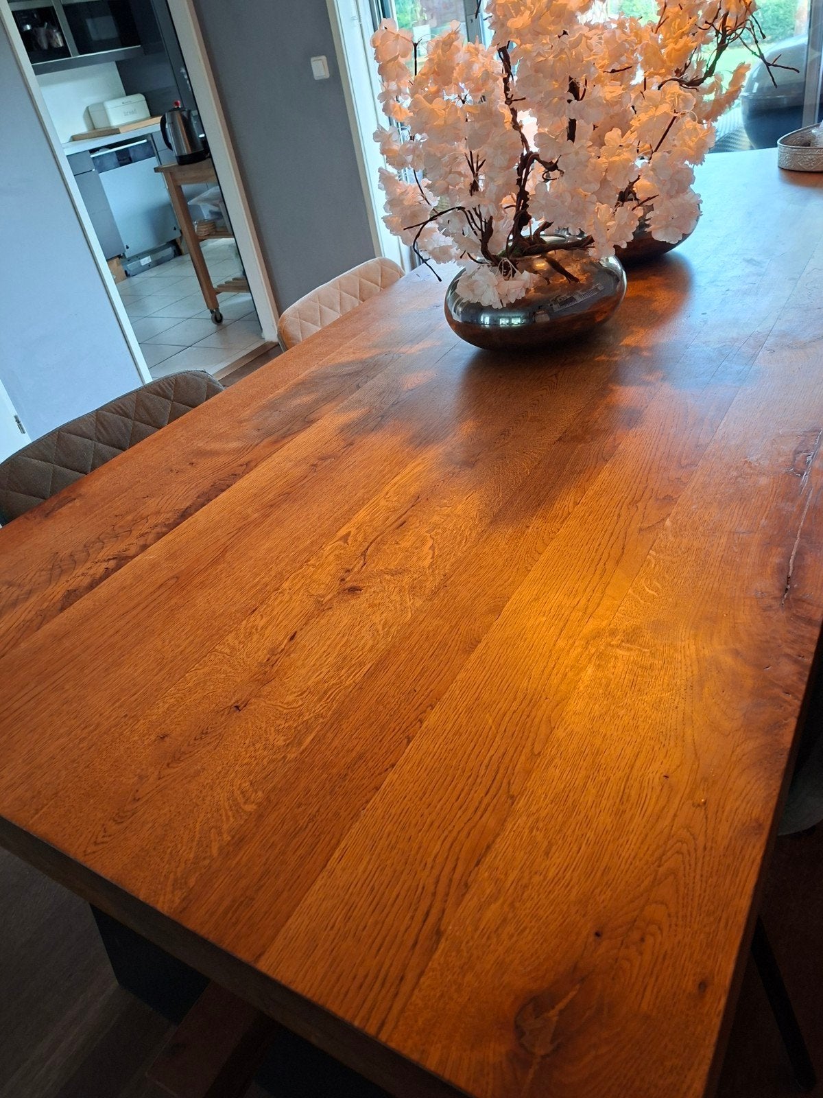 Foto 6 van Robuuste eettafel van eikenhout met metalen onderstel