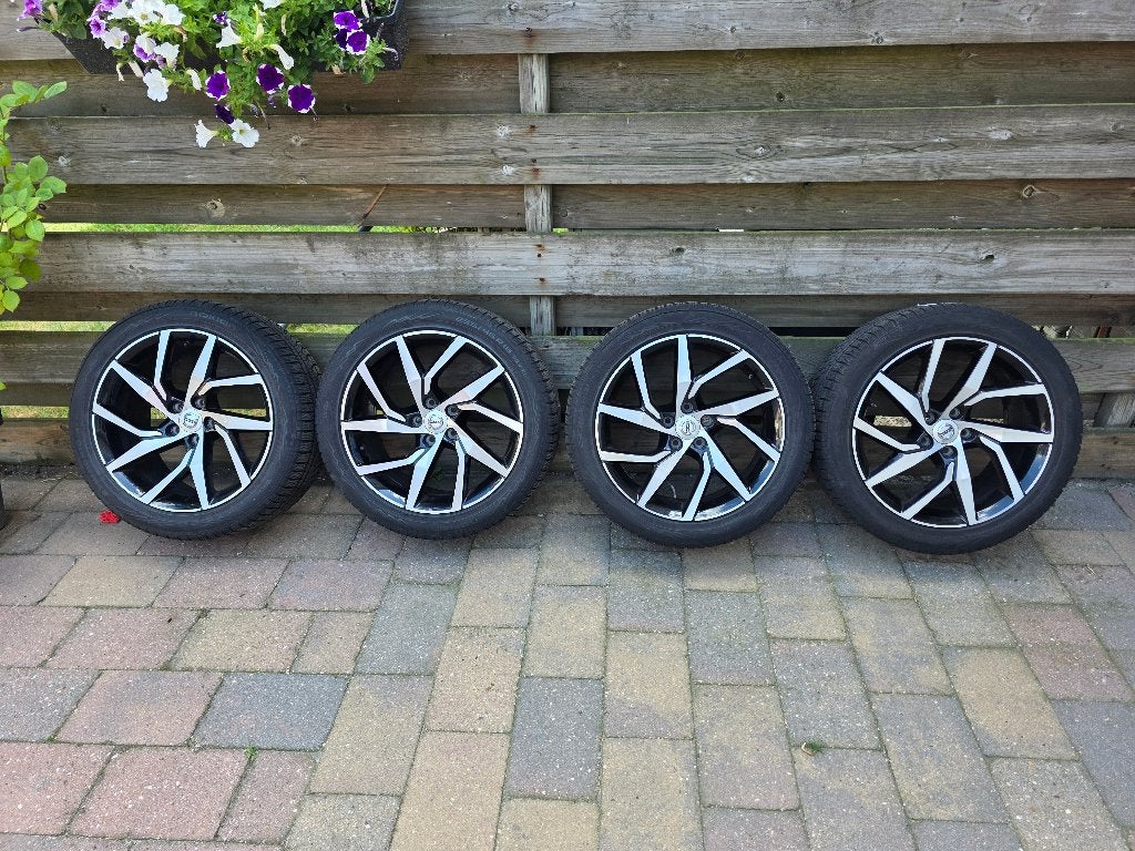 ​Originele 18" Volvo Velgen + Nokian Winterbanden 235/45 R18, Auto-onderdelen, Banden en Velgen, Ophalen, 18 inch, Gebruikt, Banden en Velgen