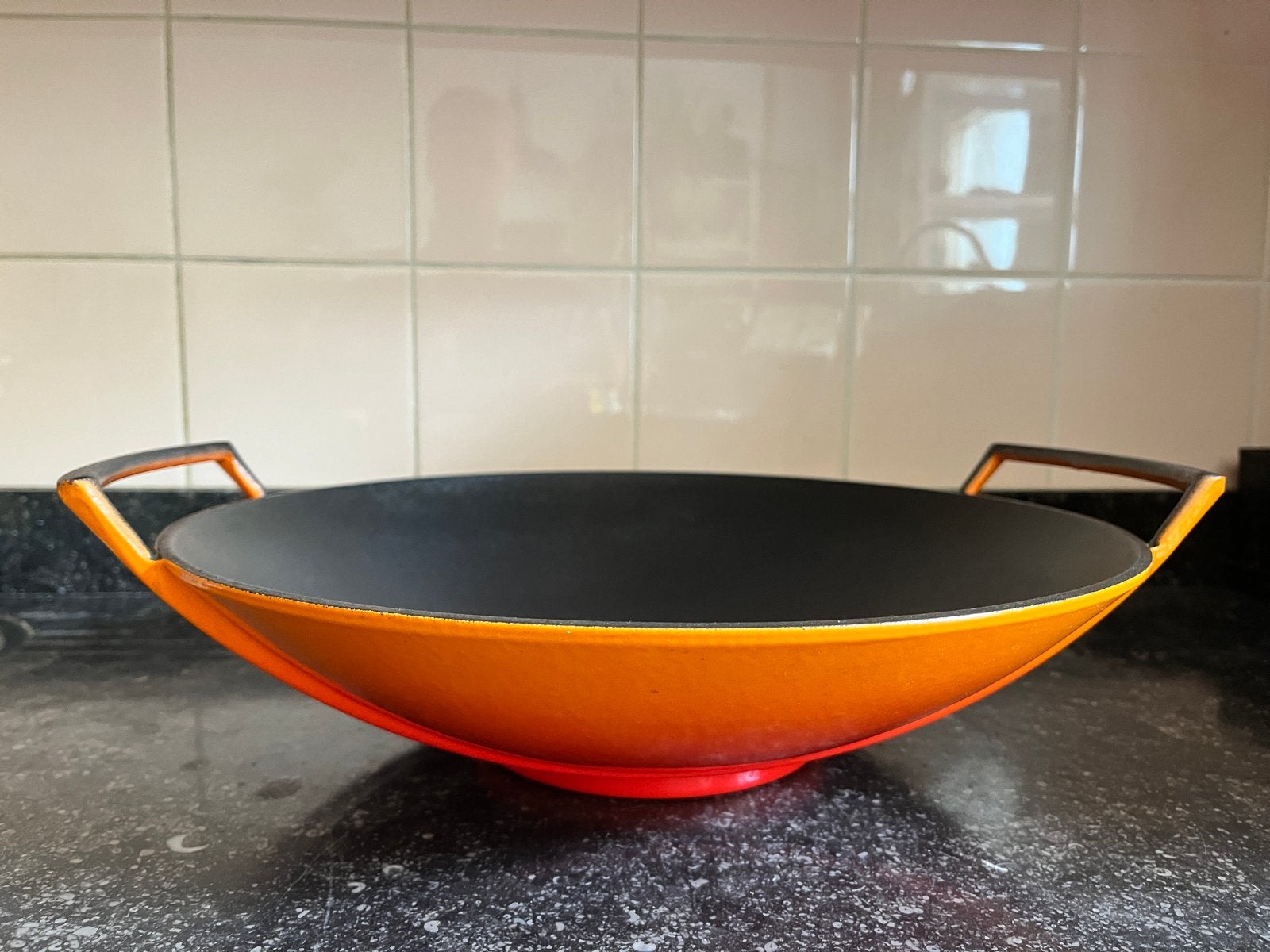 Le Creuset Wok - Gietijzeren Wokpan met Deksel, Huis en Inrichting, Keuken | Potten en Pannen, Zo goed als nieuw, Wok, Gietijzer