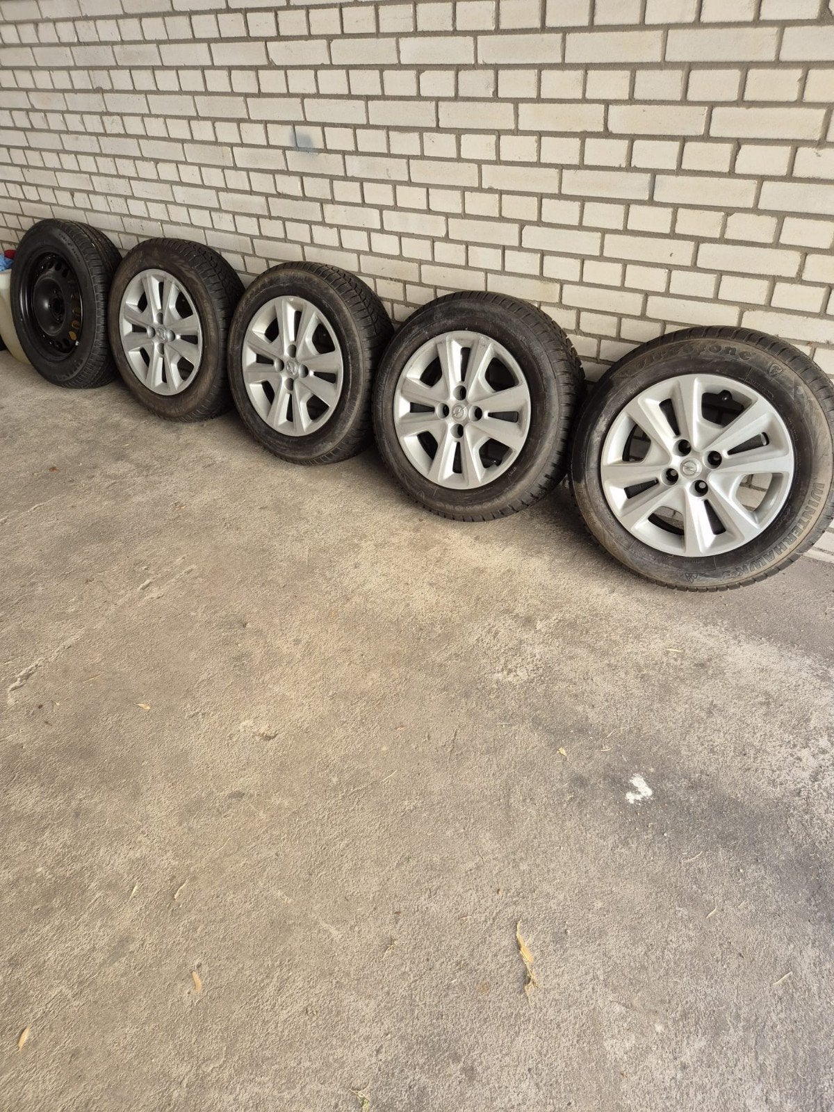 Winterbanden 15 inch Opel Corsa E (2016) + Reserveband, Auto-onderdelen, Banden en Velgen, Ophalen, Gebruikt, 15 inch, Banden en Velgen